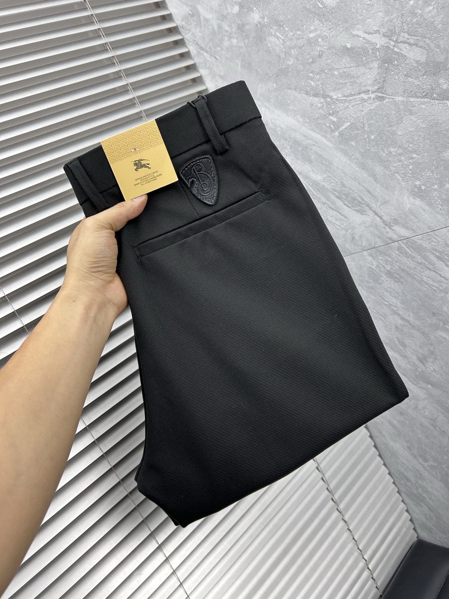 巴宝‘’休闲裤 西裤2025SS秋冬新款 高级定制裤子专用面料 定制原版五金 重工工艺打造 车工走线精细