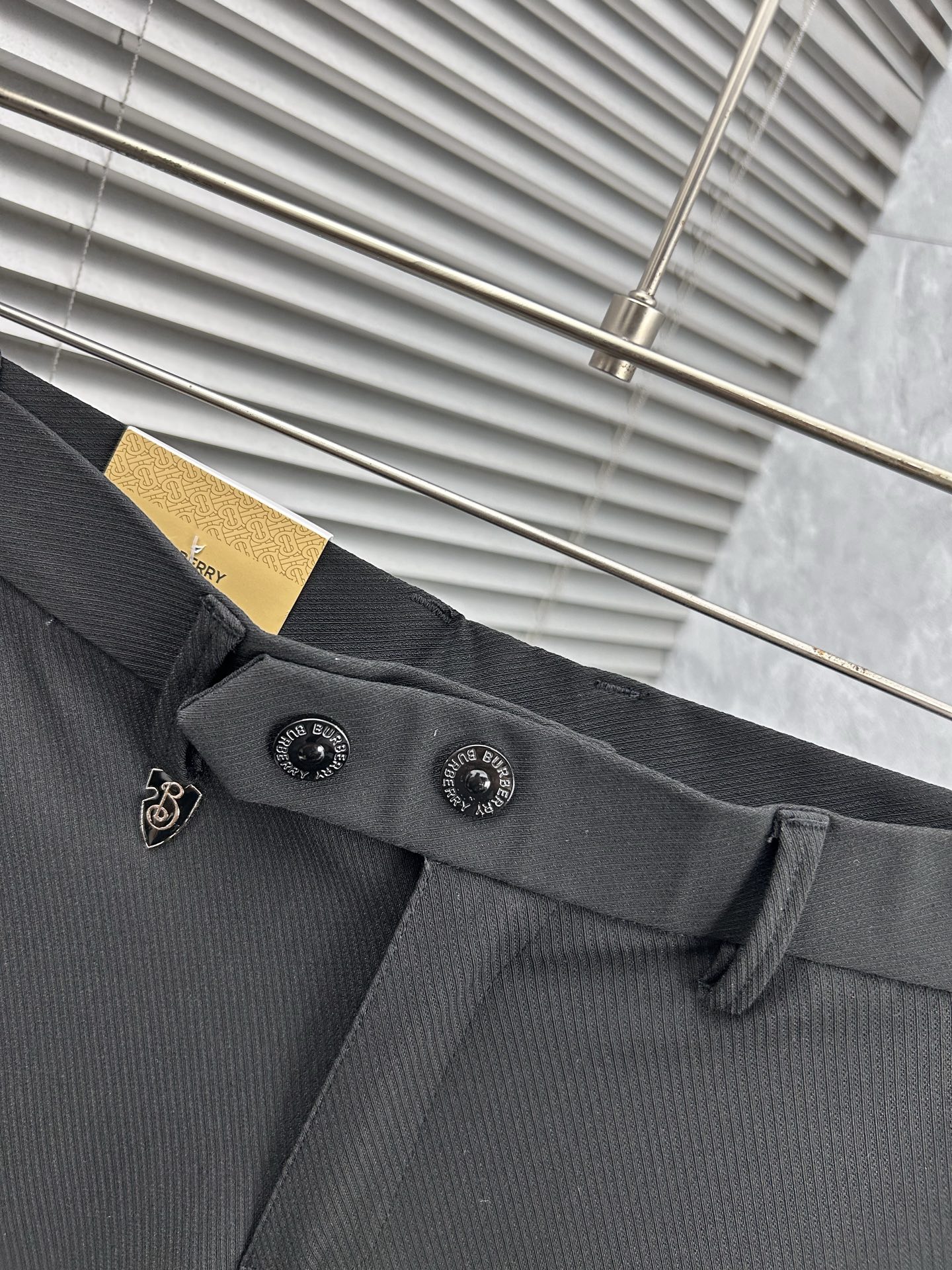 巴宝‘’休闲裤 西裤2025SS秋冬新款 高级定制裤子专用面料 定制原版五金 重工工艺打造 车工走线精细