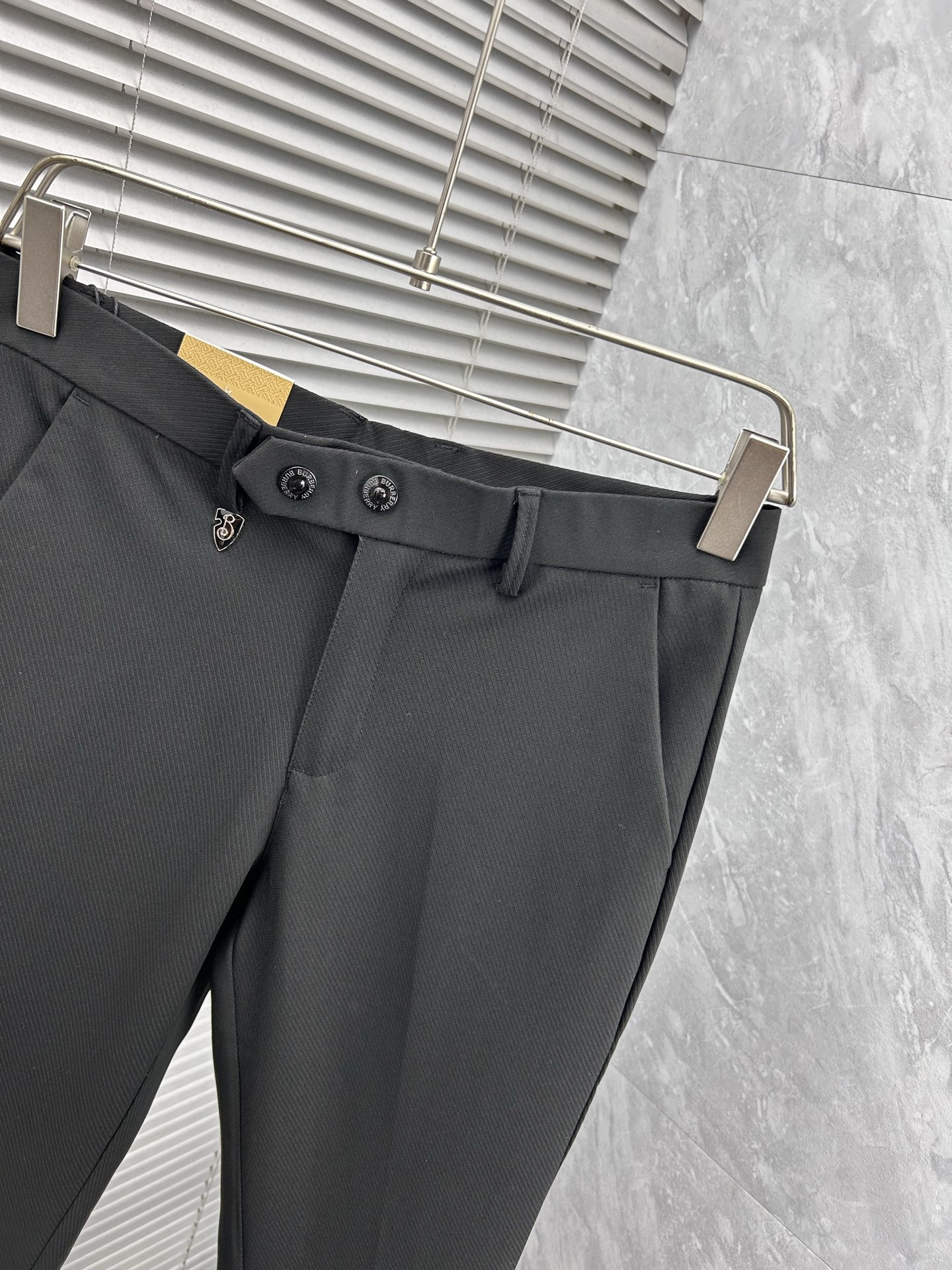 巴宝‘’休闲裤 西裤2025SS秋冬新款 高级定制裤子专用面料 定制原版五金 重工工艺打造 车工走线精细