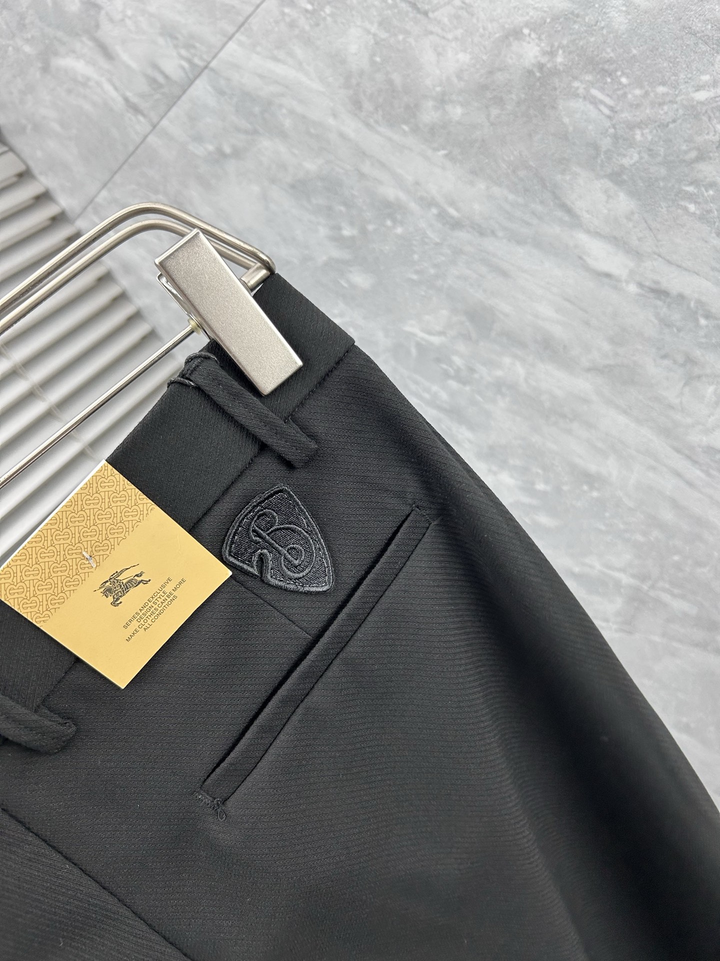 巴宝‘’休闲裤 西裤2025SS秋冬新款 高级定制裤子专用面料 定制原版五金 重工工艺打造 车工走线精细