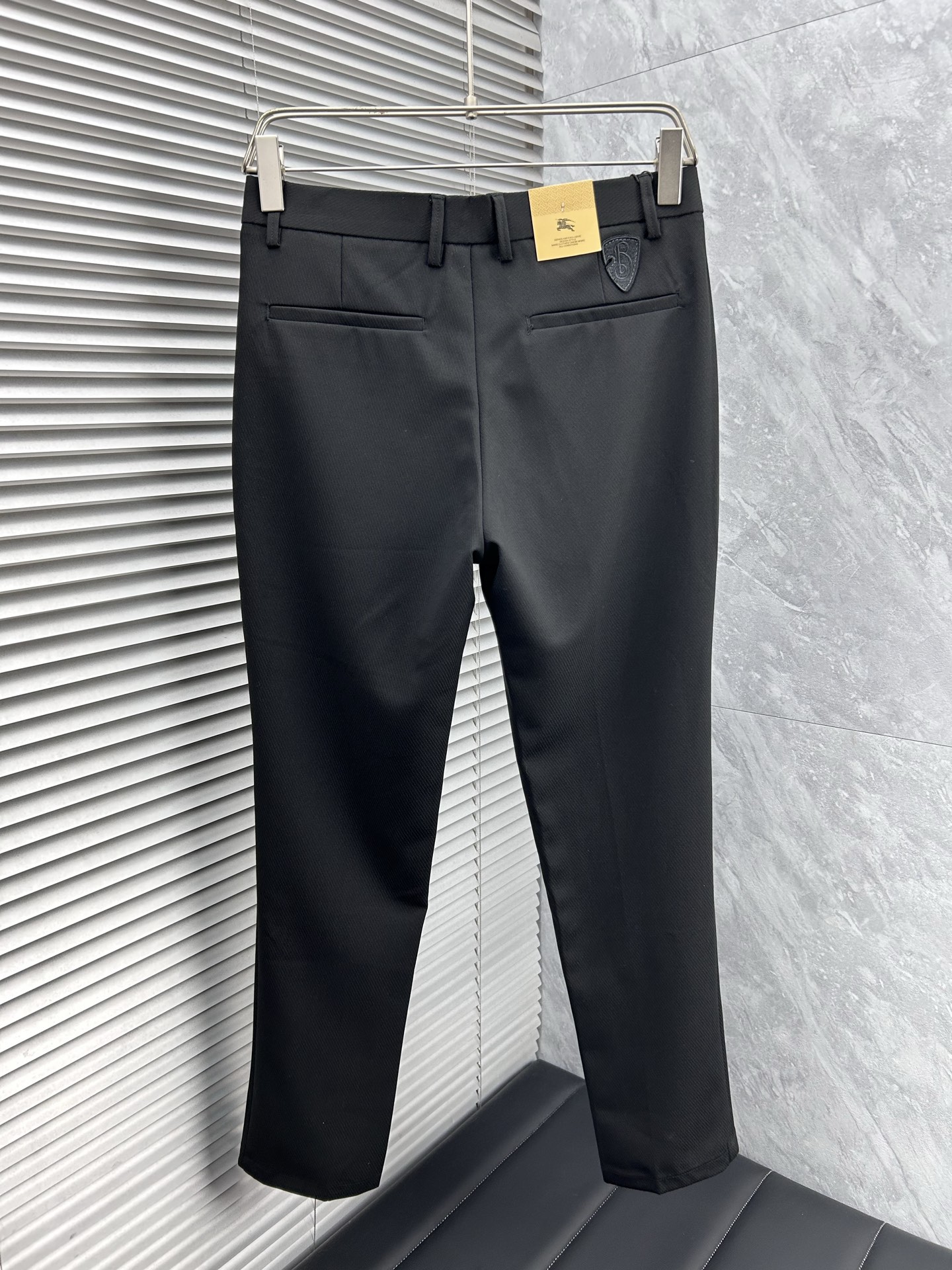 巴宝‘’休闲裤 西裤2025SS秋冬新款 高级定制裤子专用面料 定制原版五金 重工工艺打造 车工走线精细