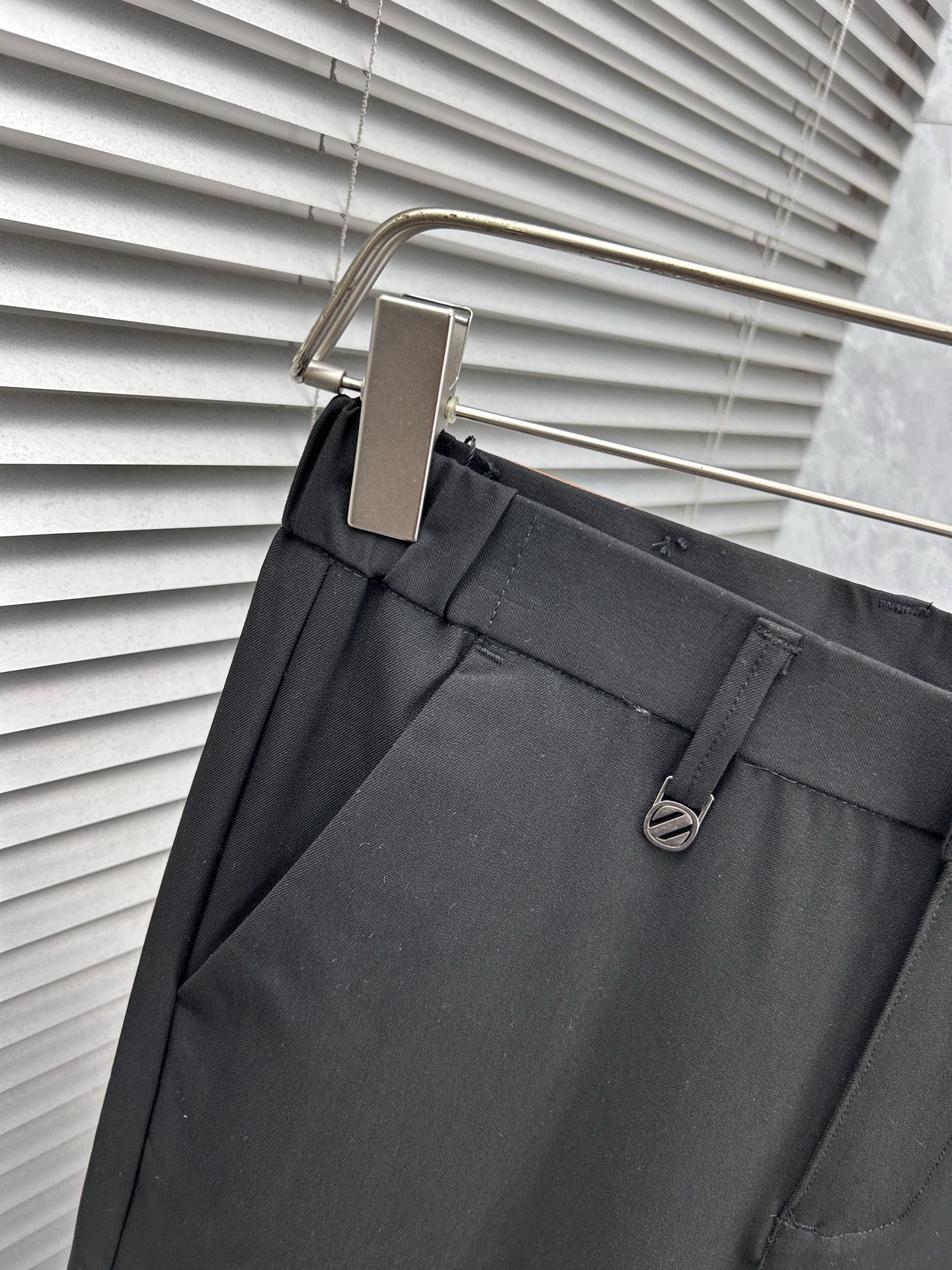 杰尼‘’休闲裤 西裤2025SS秋冬新款 高级定制裤子专用面料 定制原版五金 重工工艺打造 车工走线精细