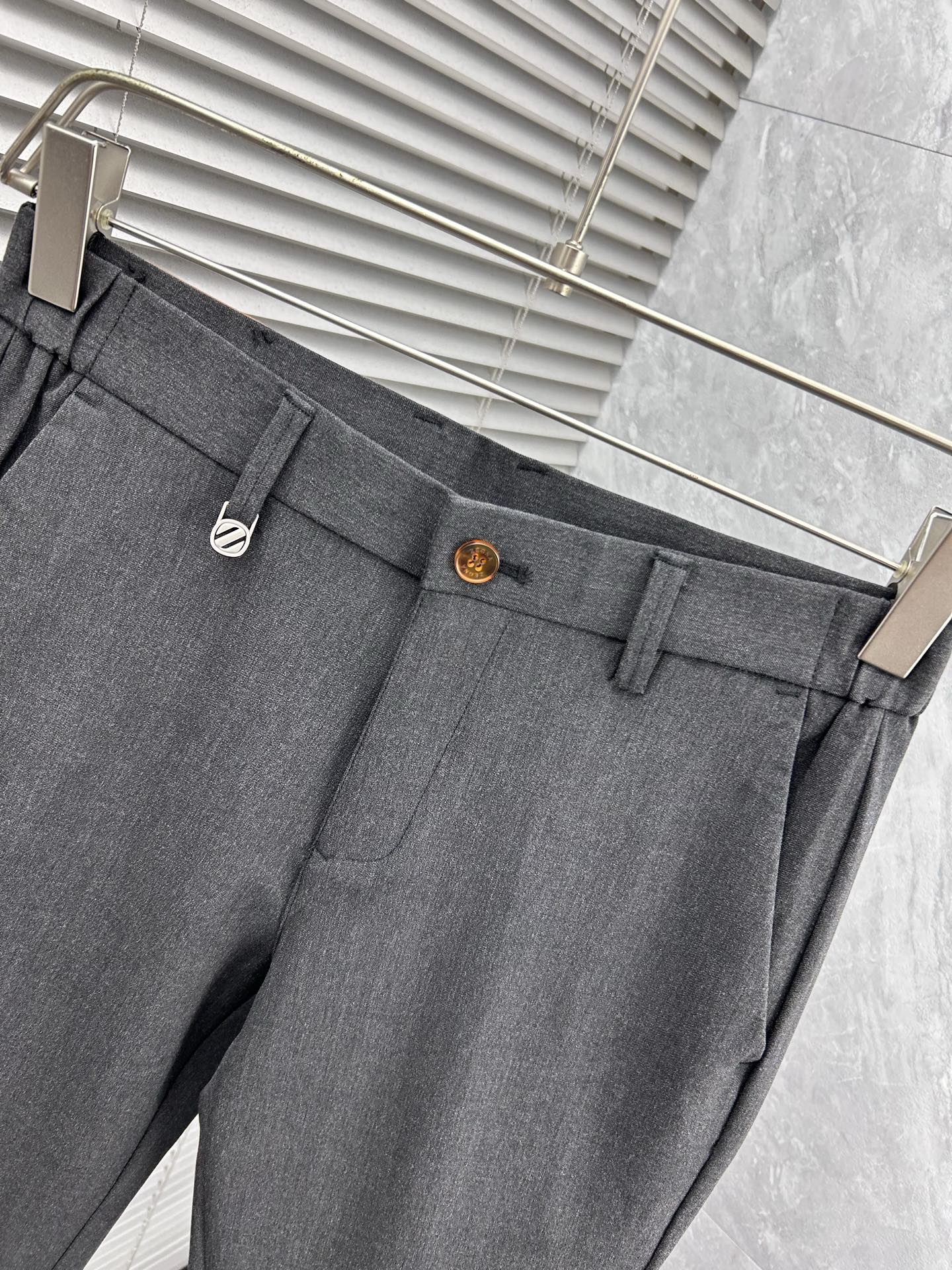 杰尼‘’休闲裤 西裤2025SS秋冬新款 高级定制裤子专用面料 定制原版五金 重工工艺打造 车工走线精细