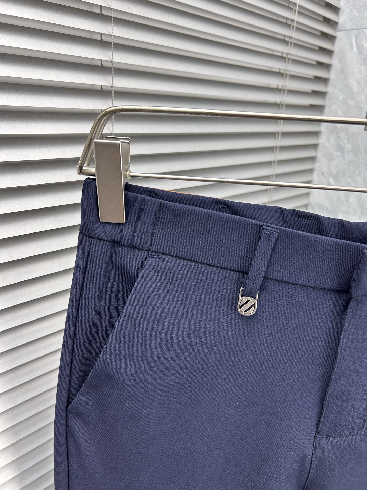 杰尼‘’休闲裤 西裤2025SS秋冬新款 高级定制裤子专用面料 定制原版五金 重工工艺打造 车工走线精细