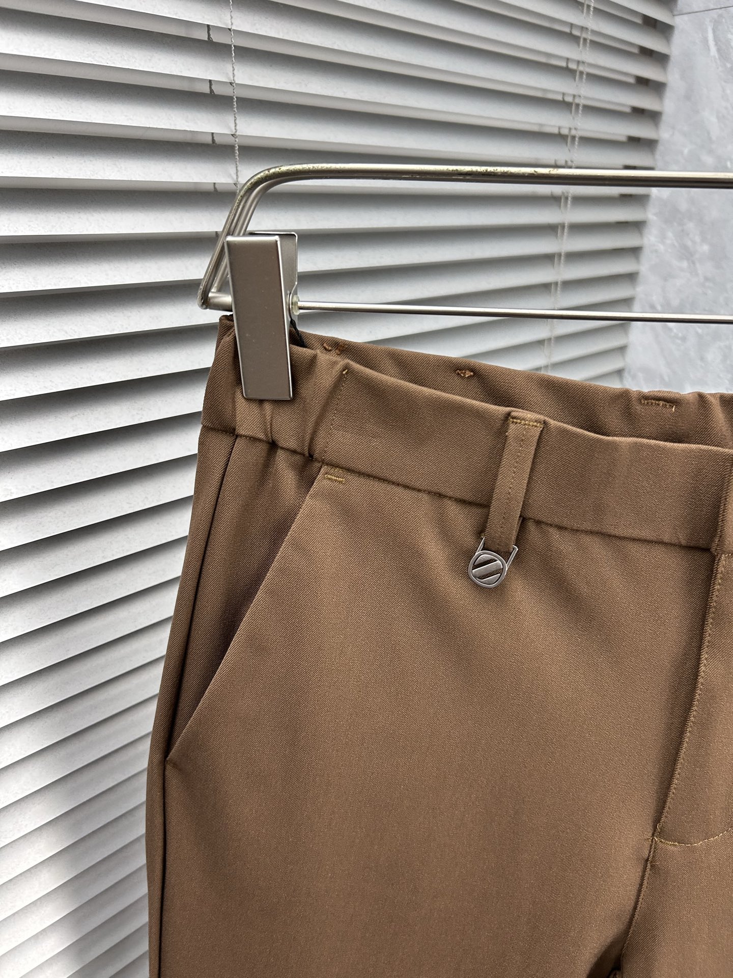 杰尼‘’休闲裤 西裤2025SS秋冬新款 高级定制裤子专用面料 定制原版五金 重工工艺打造 车工走线精细