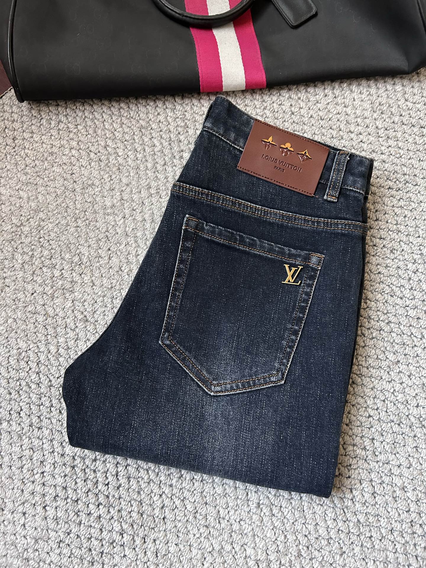p225 （可年后） LV🔥秋冬修身版牛仔裤！重工酵磨水洗工艺，修身直筒版型带弹力上身非常舒适，穿出去非常有档次,裤型款式和裁剪亦无需多言 ，G网Logo辨识度极高！真正一等一顶级潮品！真正殿堂级的牛仔裤,选用土耳其的棉花 生产出最有名的单宁布 品质卓然,经过重工酵磨水洗使得裤子很柔软！直脚的版型 不挑人 上身绝对的有型！！！尺码29——38🈚️37