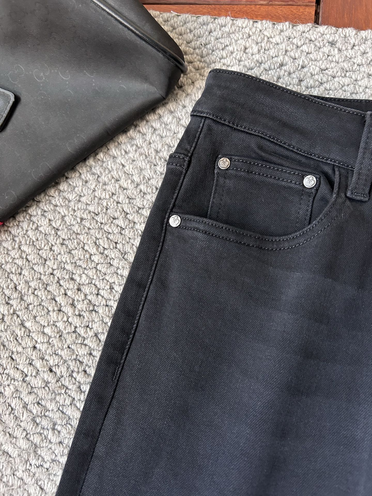 🔥圣罗兰🔥秋冬修身版直筒牛仔裤！重工酵磨水洗工艺，修身直筒版型带弹力上身非常舒适，穿出去非常有档次,裤型