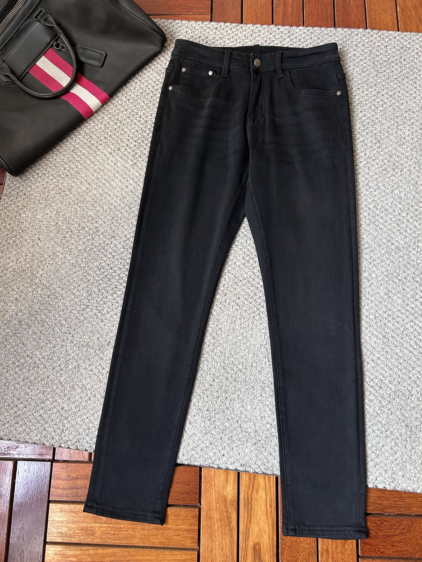 🔥圣罗兰🔥秋冬修身版直筒牛仔裤！重工酵磨水洗工艺，修身直筒版型带弹力上身非常舒适，穿出去非常有档次,裤型