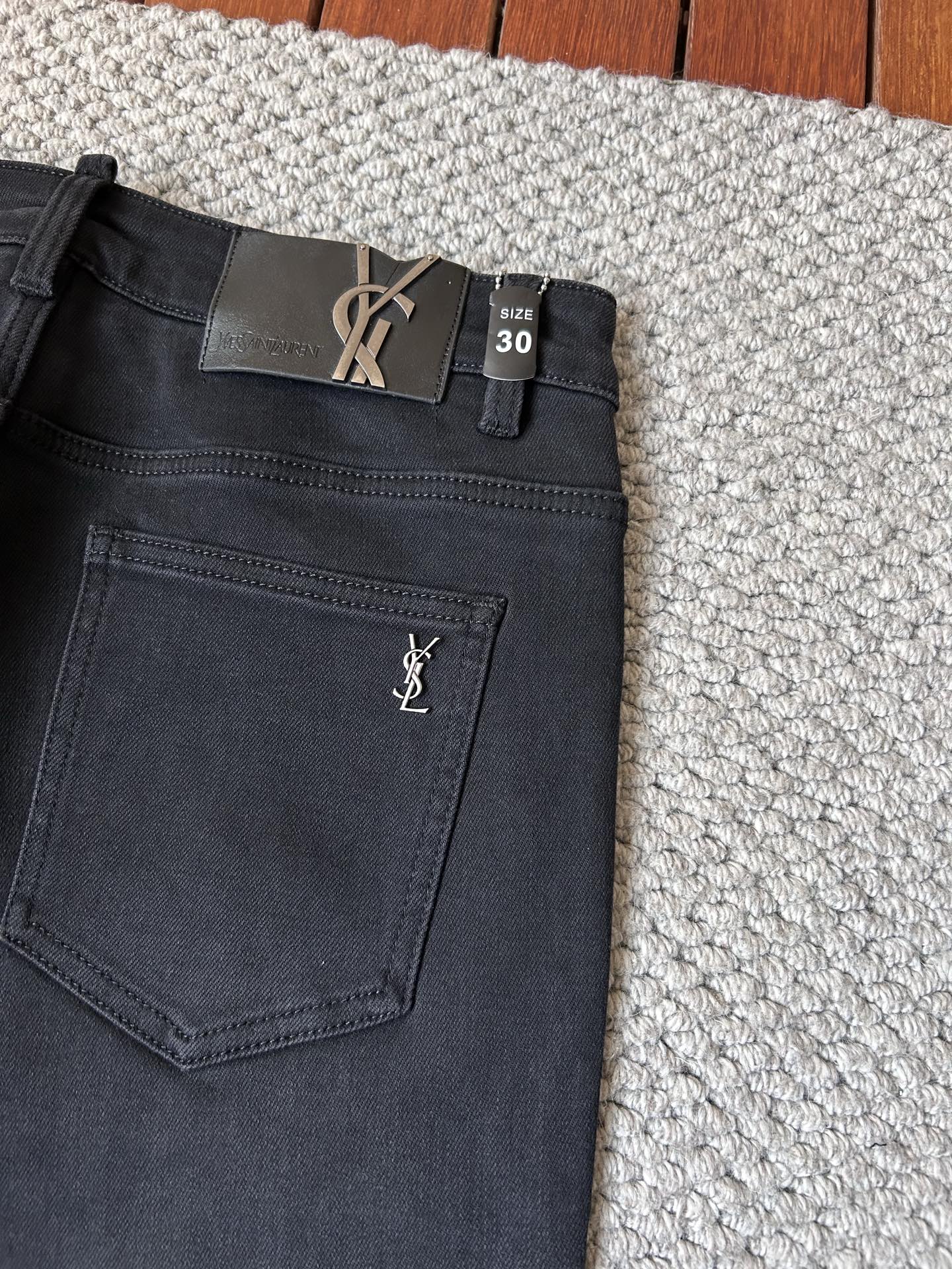 🔥圣罗兰🔥秋冬修身版直筒牛仔裤！重工酵磨水洗工艺，修身直筒版型带弹力上身非常舒适，穿出去非常有档次,裤型