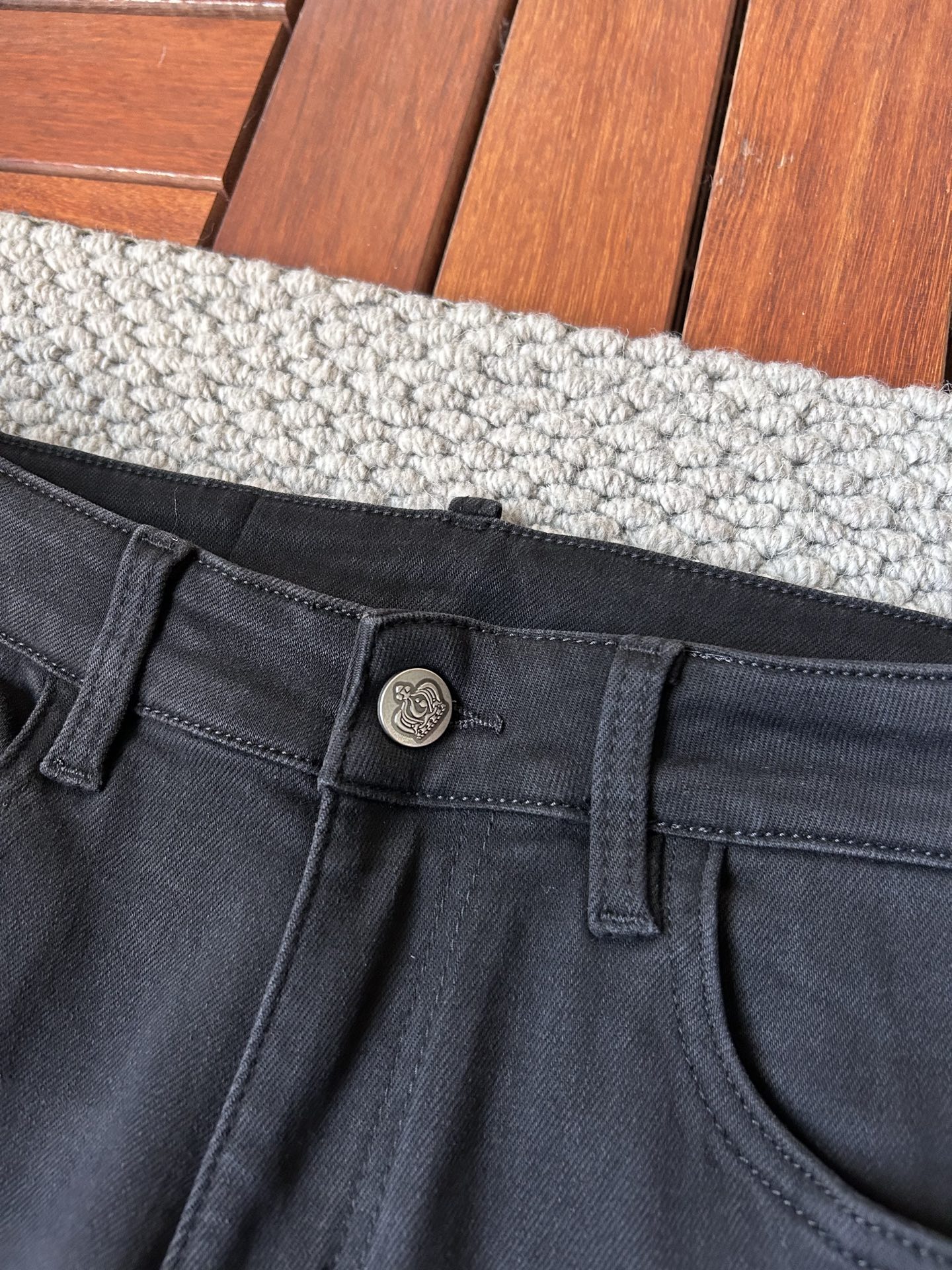 🔥圣罗兰🔥秋冬修身版直筒牛仔裤！重工酵磨水洗工艺，修身直筒版型带弹力上身非常舒适，穿出去非常有档次,裤型