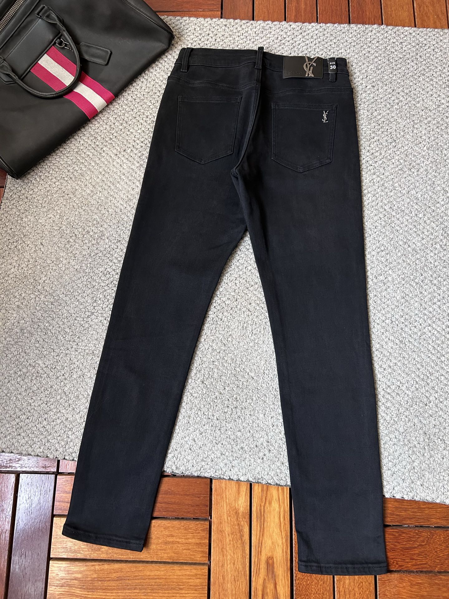 🔥圣罗兰🔥秋冬修身版直筒牛仔裤！重工酵磨水洗工艺，修身直筒版型带弹力上身非常舒适，穿出去非常有档次,裤型