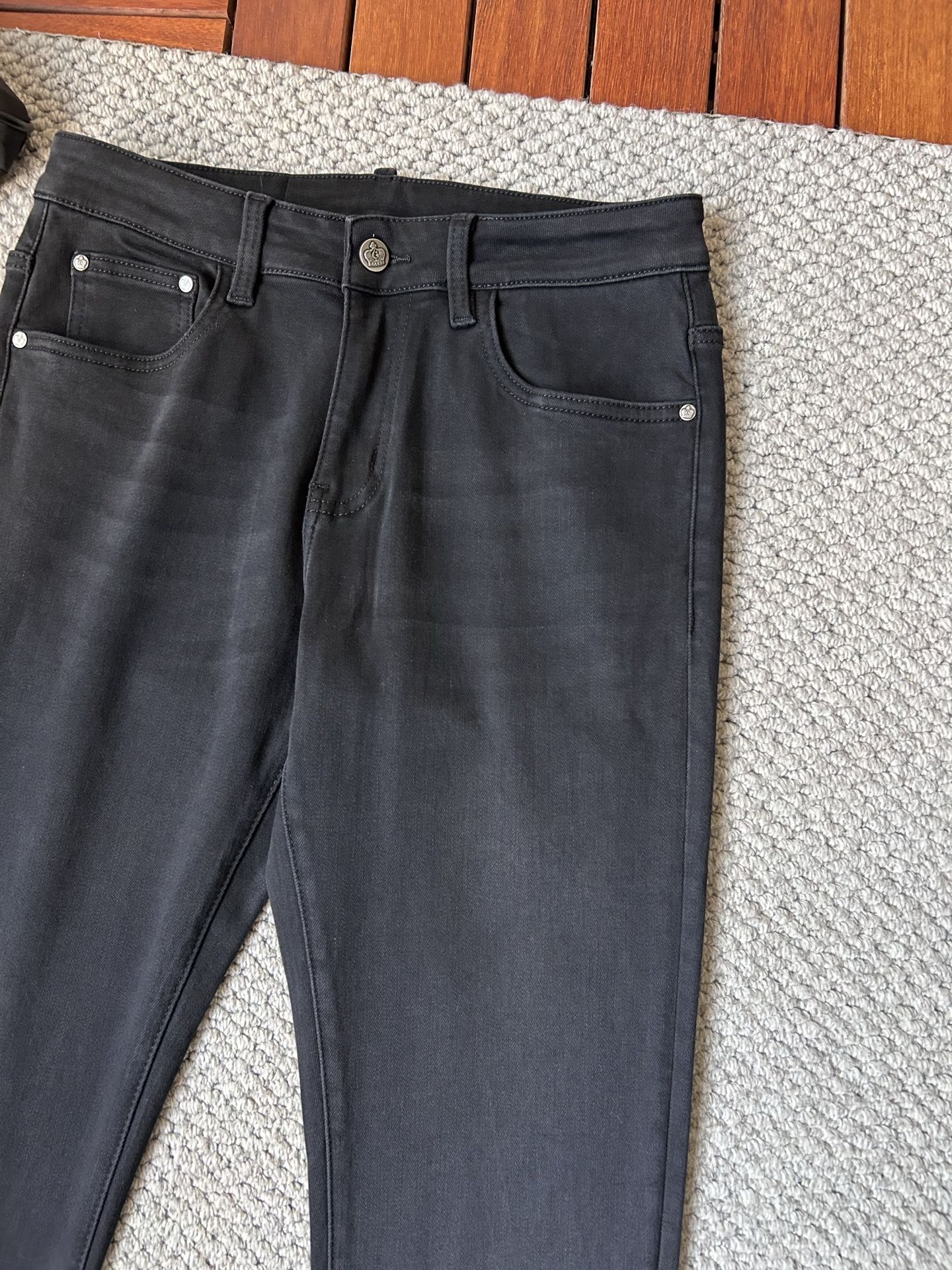 🔥圣罗兰🔥秋冬修身版直筒牛仔裤！重工酵磨水洗工艺，修身直筒版型带弹力上身非常舒适，穿出去非常有档次,裤型