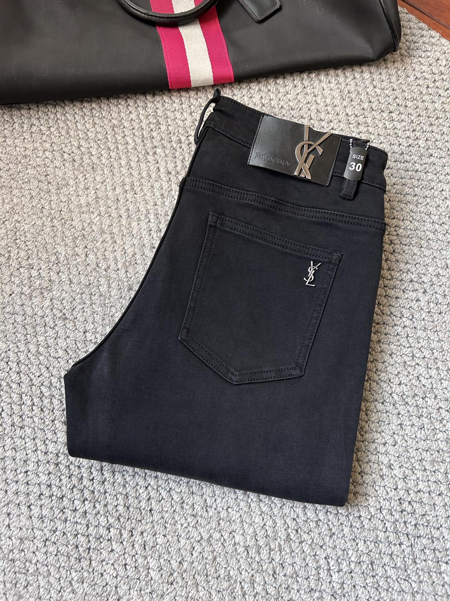 🔥圣罗兰🔥秋冬修身版直筒牛仔裤！重工酵磨水洗工艺，修身直筒版型带弹力上身非常舒适，穿出去非常有档次,裤型