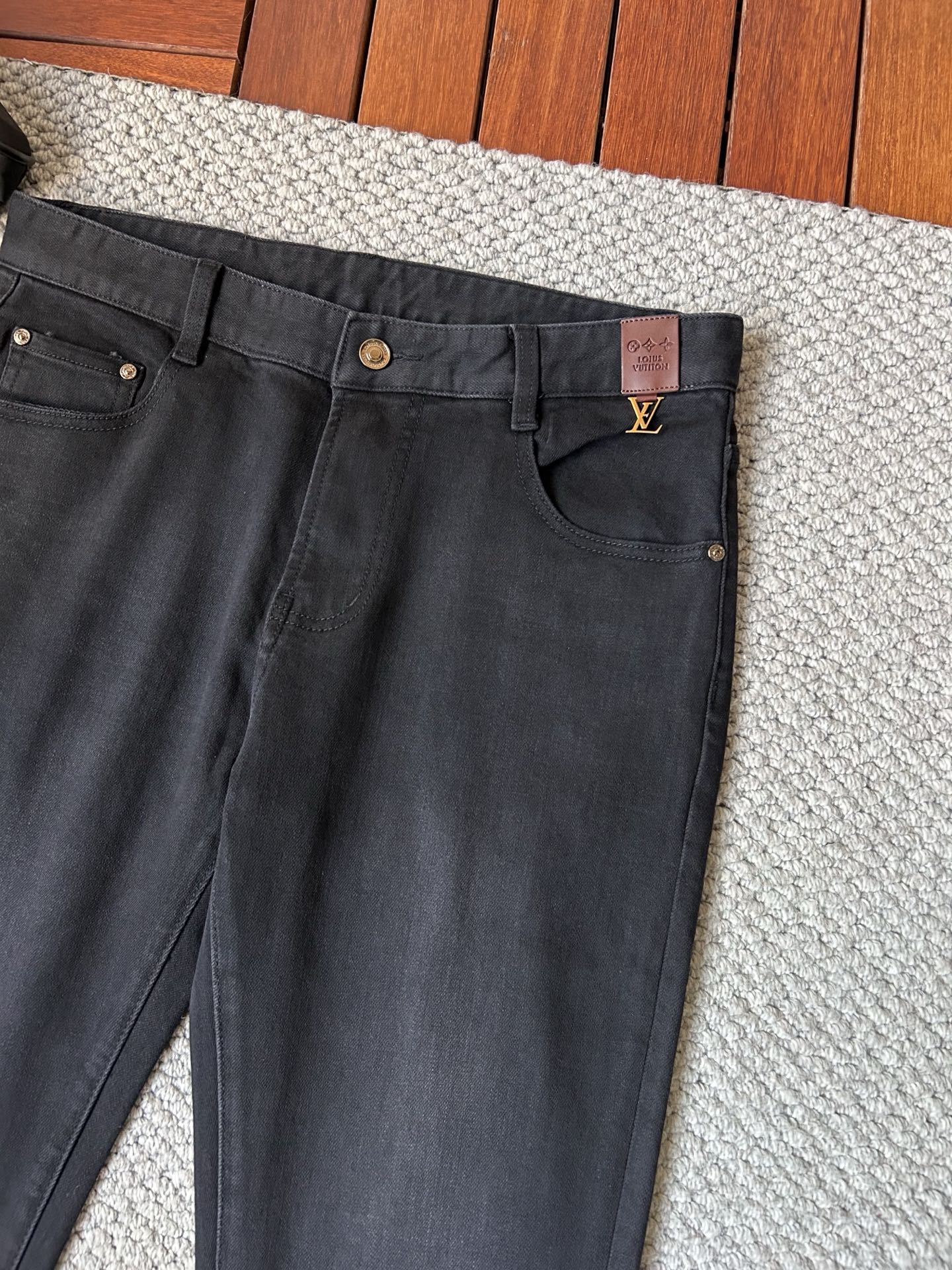 🔥LV🔥秋冬修身版直筒牛仔裤！重工酵磨水洗工艺，修身直筒版型带弹力上身非常舒适，穿出去非常有档次,裤型款