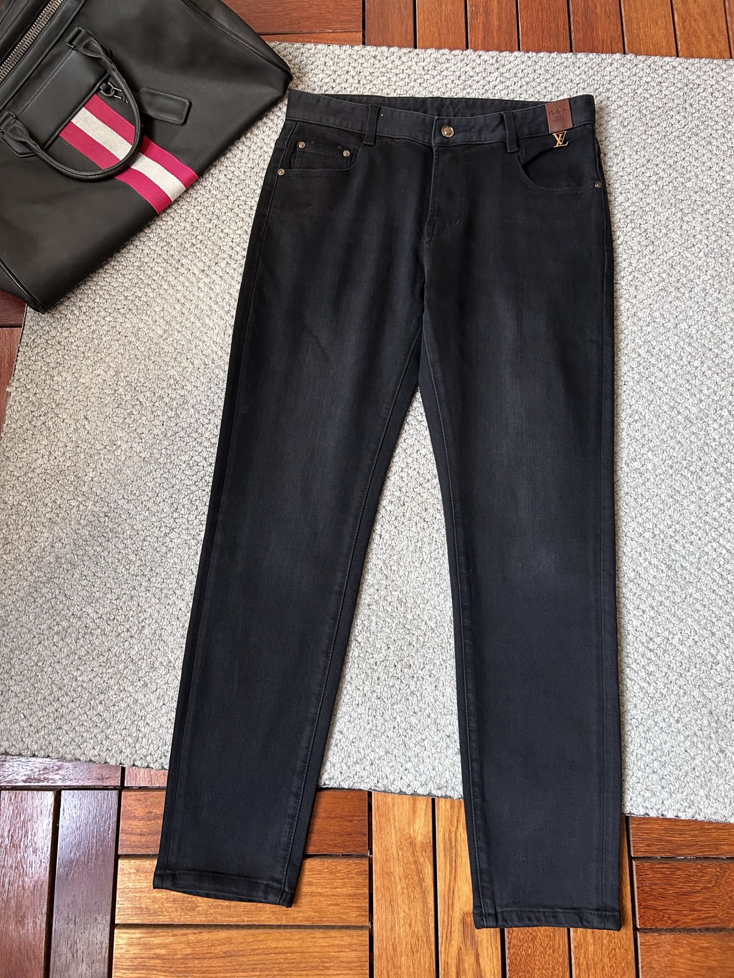 🔥LV🔥秋冬修身版直筒牛仔裤！重工酵磨水洗工艺，修身直筒版型带弹力上身非常舒适，穿出去非常有档次,裤型款