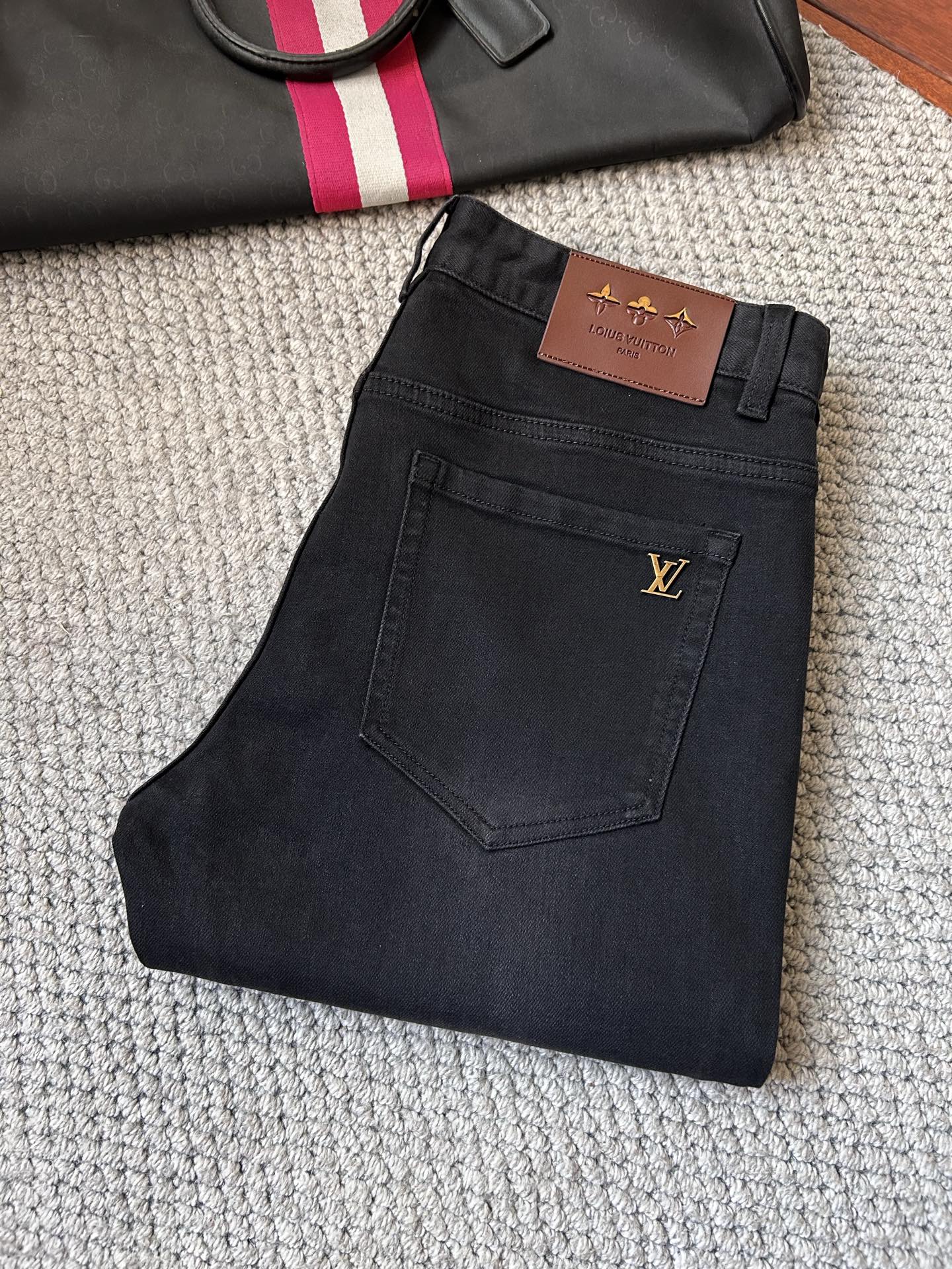 🔥LV🔥秋冬修身版直筒牛仔裤！重工酵磨水洗工艺，修身直筒版型带弹力上身非常舒适，穿出去非常有档次,裤型款