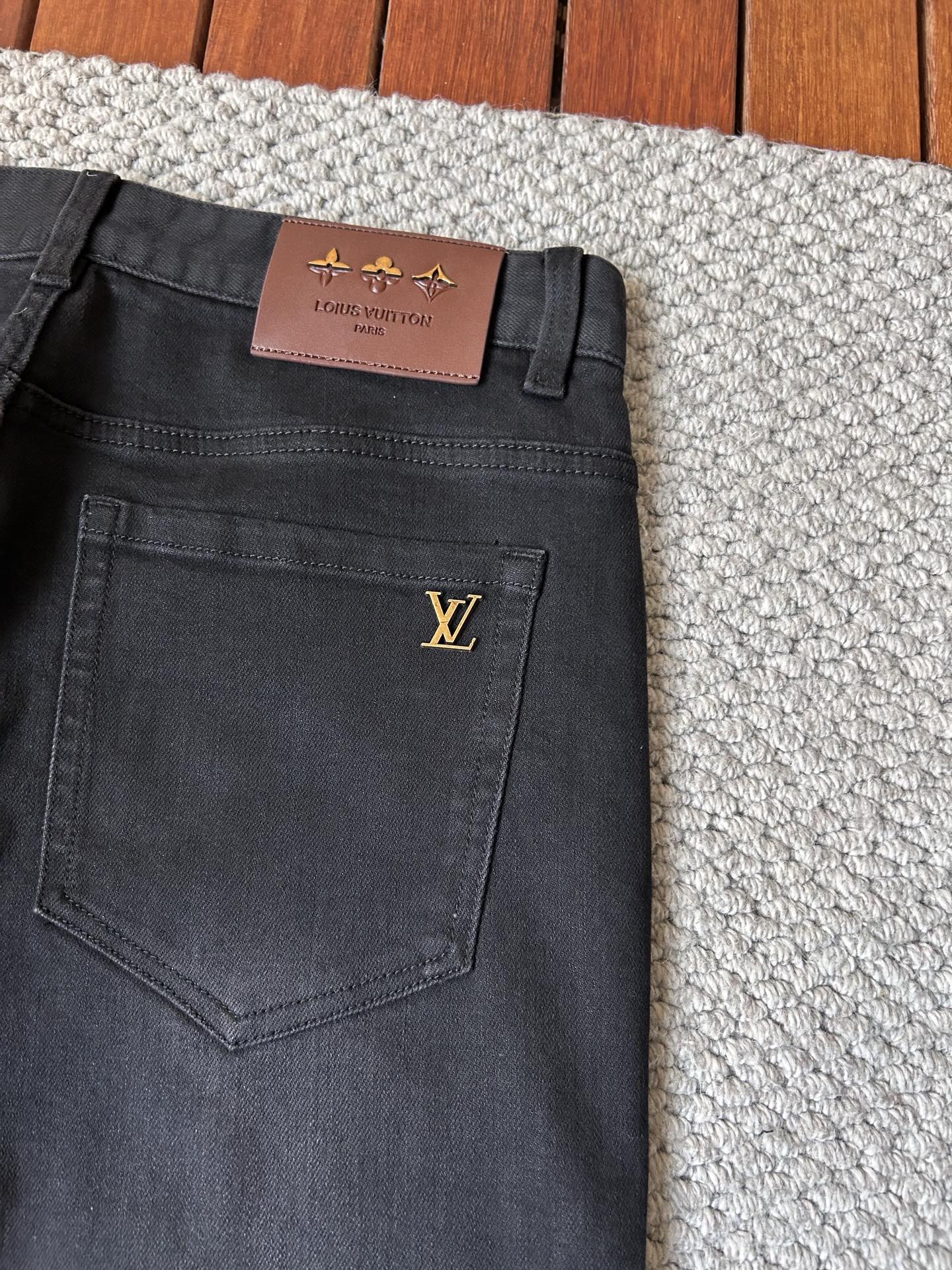 🔥LV🔥秋冬修身版直筒牛仔裤！重工酵磨水洗工艺，修身直筒版型带弹力上身非常舒适，穿出去非常有档次,裤型款