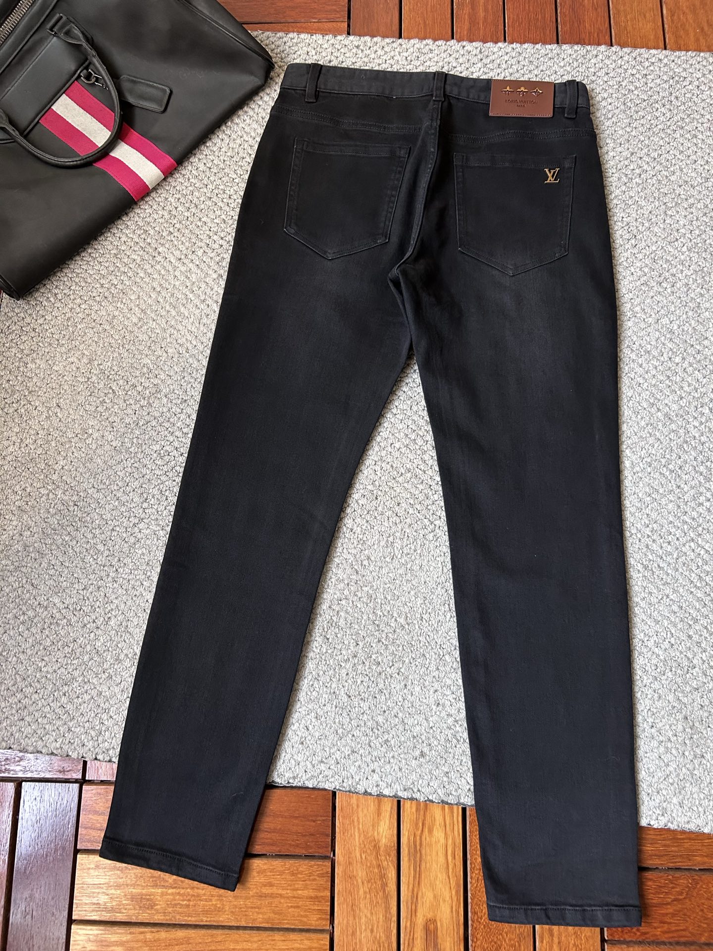 🔥LV🔥秋冬修身版直筒牛仔裤！重工酵磨水洗工艺，修身直筒版型带弹力上身非常舒适，穿出去非常有档次,裤型款