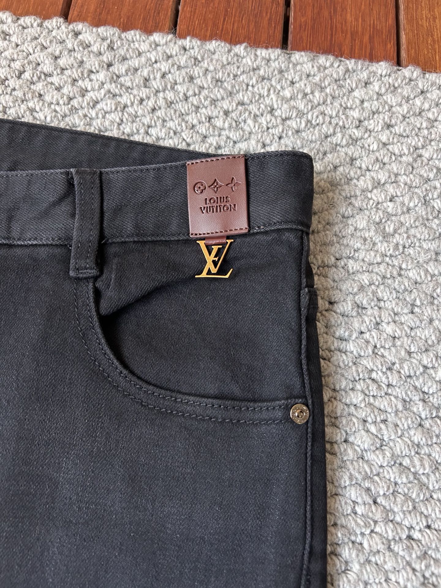 🔥LV🔥秋冬修身版直筒牛仔裤！重工酵磨水洗工艺，修身直筒版型带弹力上身非常舒适，穿出去非常有档次,裤型款