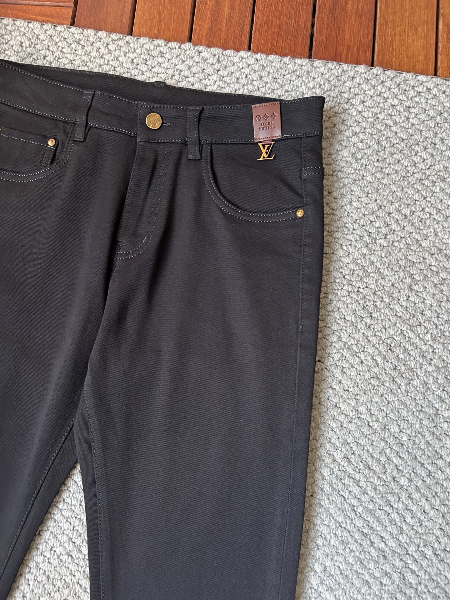 🔥LV🔥秋冬修身版直筒牛仔裤！重工酵磨水洗工艺，修身直筒版型带弹力上身非常舒适，穿出去非常有档次,裤型款