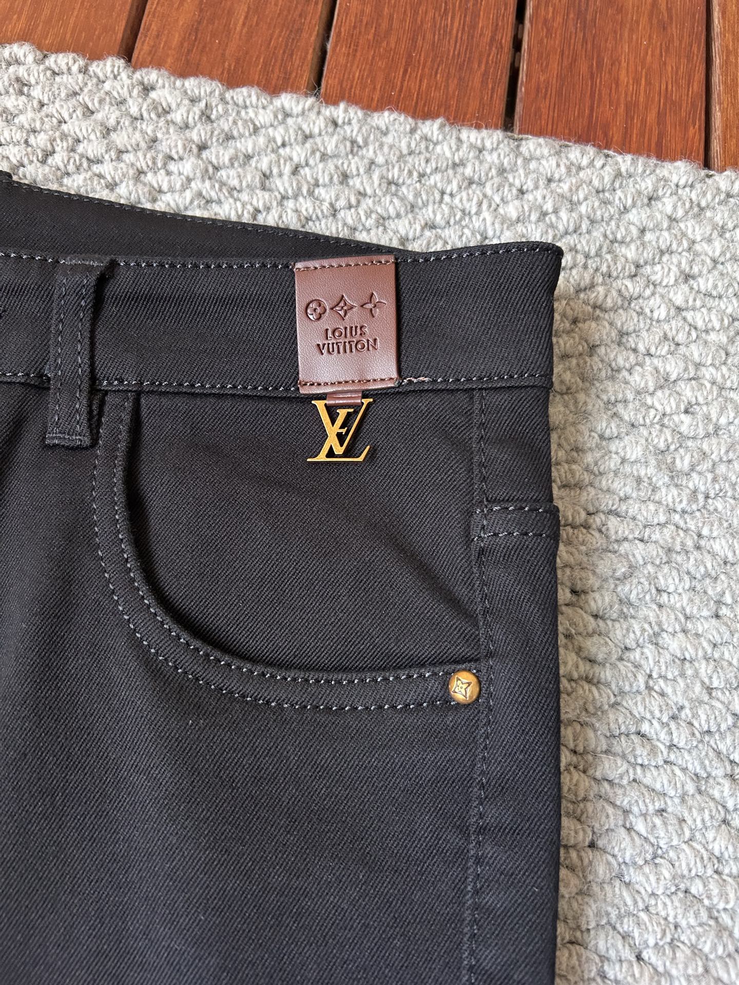 🔥LV🔥秋冬修身版直筒牛仔裤！重工酵磨水洗工艺，修身直筒版型带弹力上身非常舒适，穿出去非常有档次,裤型款