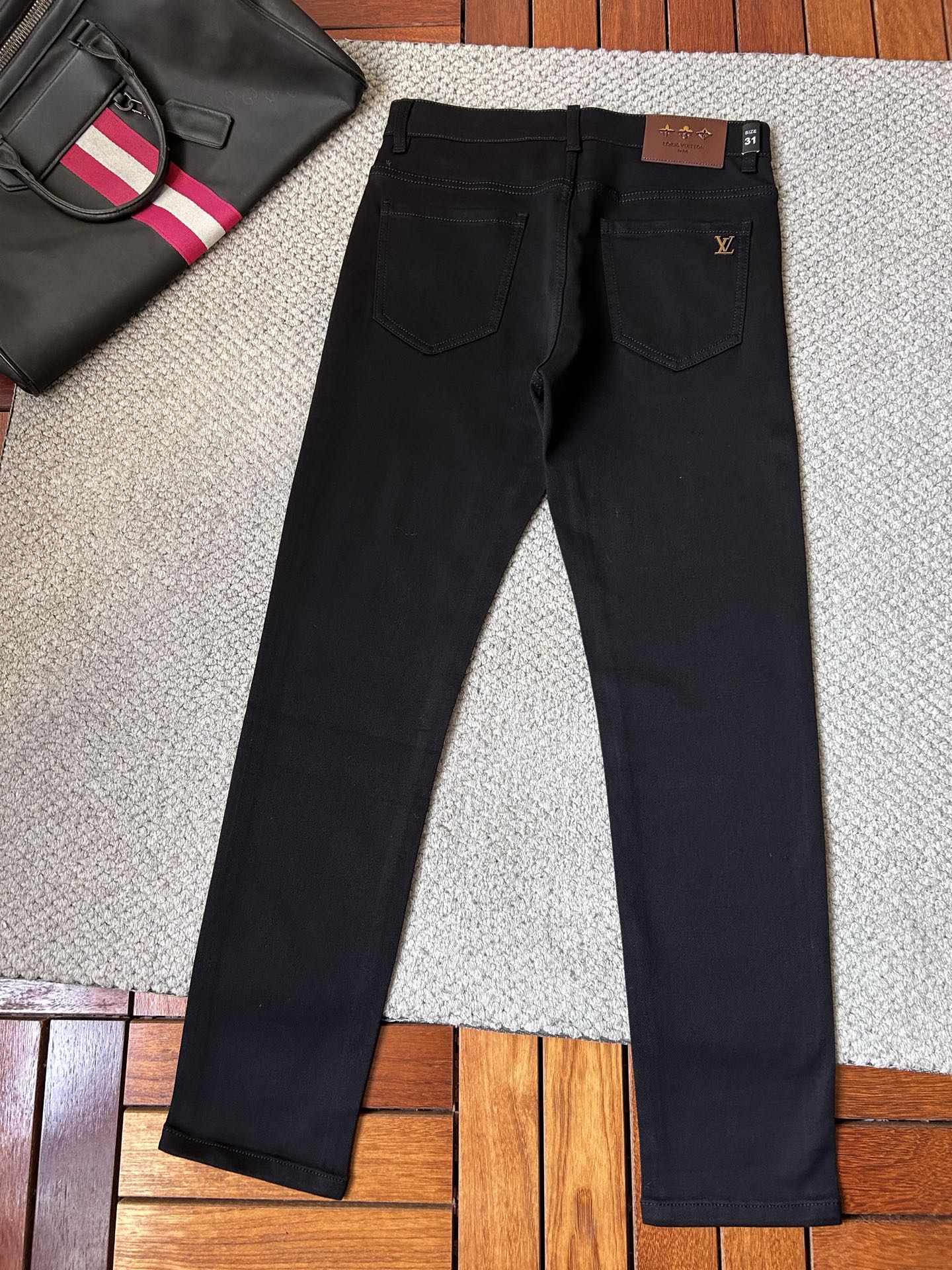 🔥LV🔥秋冬修身版直筒牛仔裤！重工酵磨水洗工艺，修身直筒版型带弹力上身非常舒适，穿出去非常有档次,裤型款