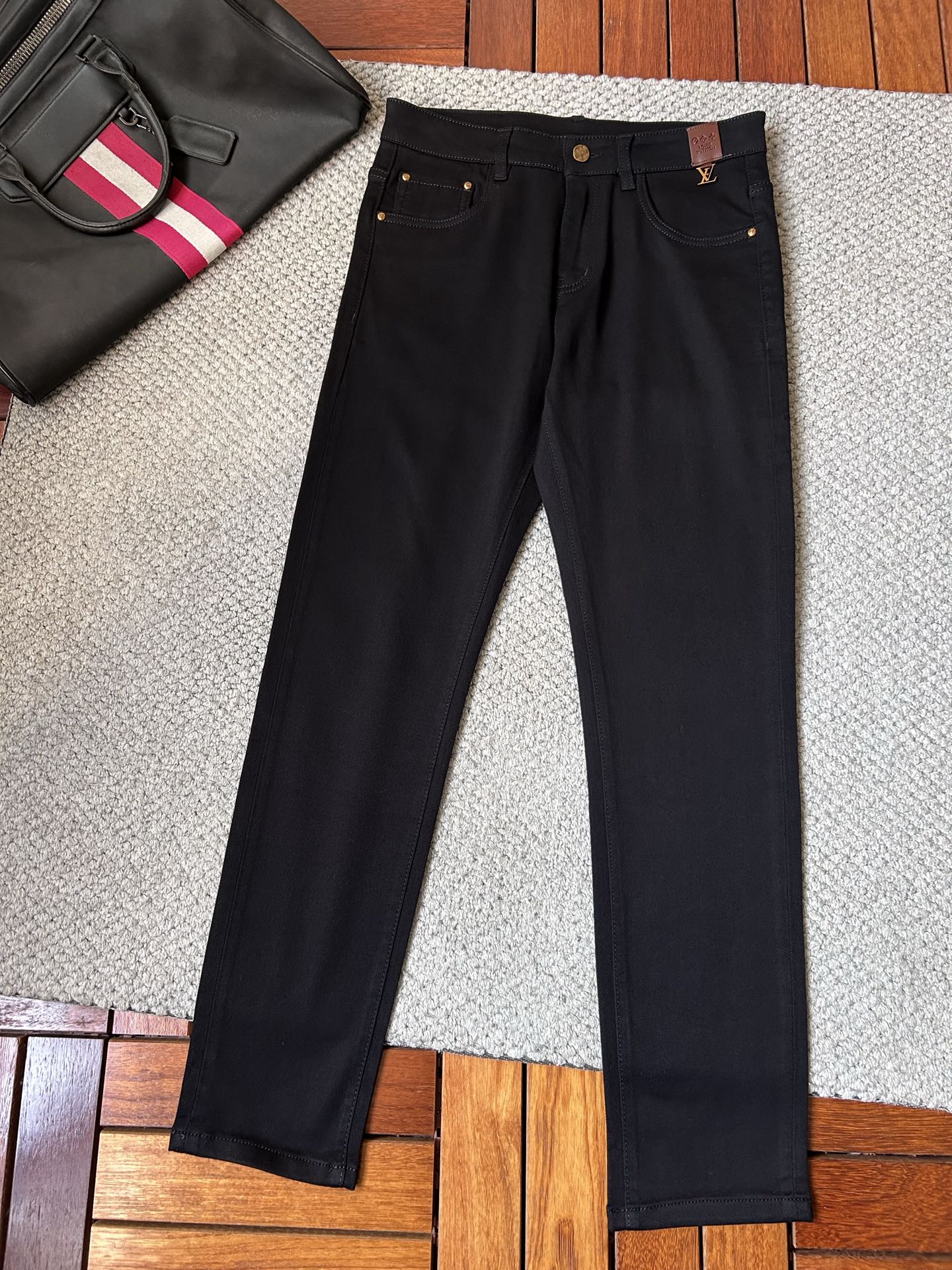 🔥LV🔥秋冬修身版直筒牛仔裤！重工酵磨水洗工艺，修身直筒版型带弹力上身非常舒适，穿出去非常有档次,裤型款