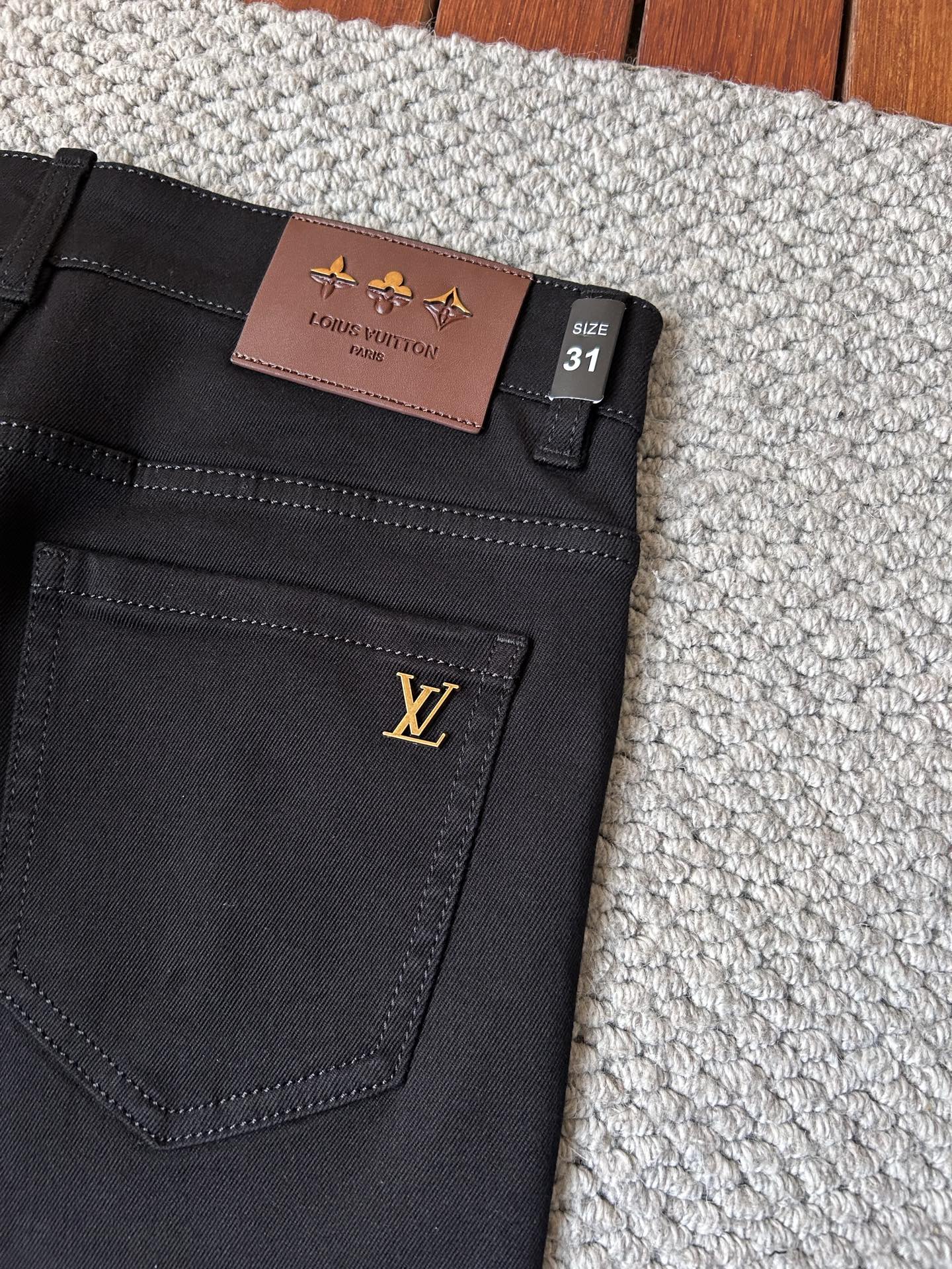 🔥LV🔥秋冬修身版直筒牛仔裤！重工酵磨水洗工艺，修身直筒版型带弹力上身非常舒适，穿出去非常有档次,裤型款