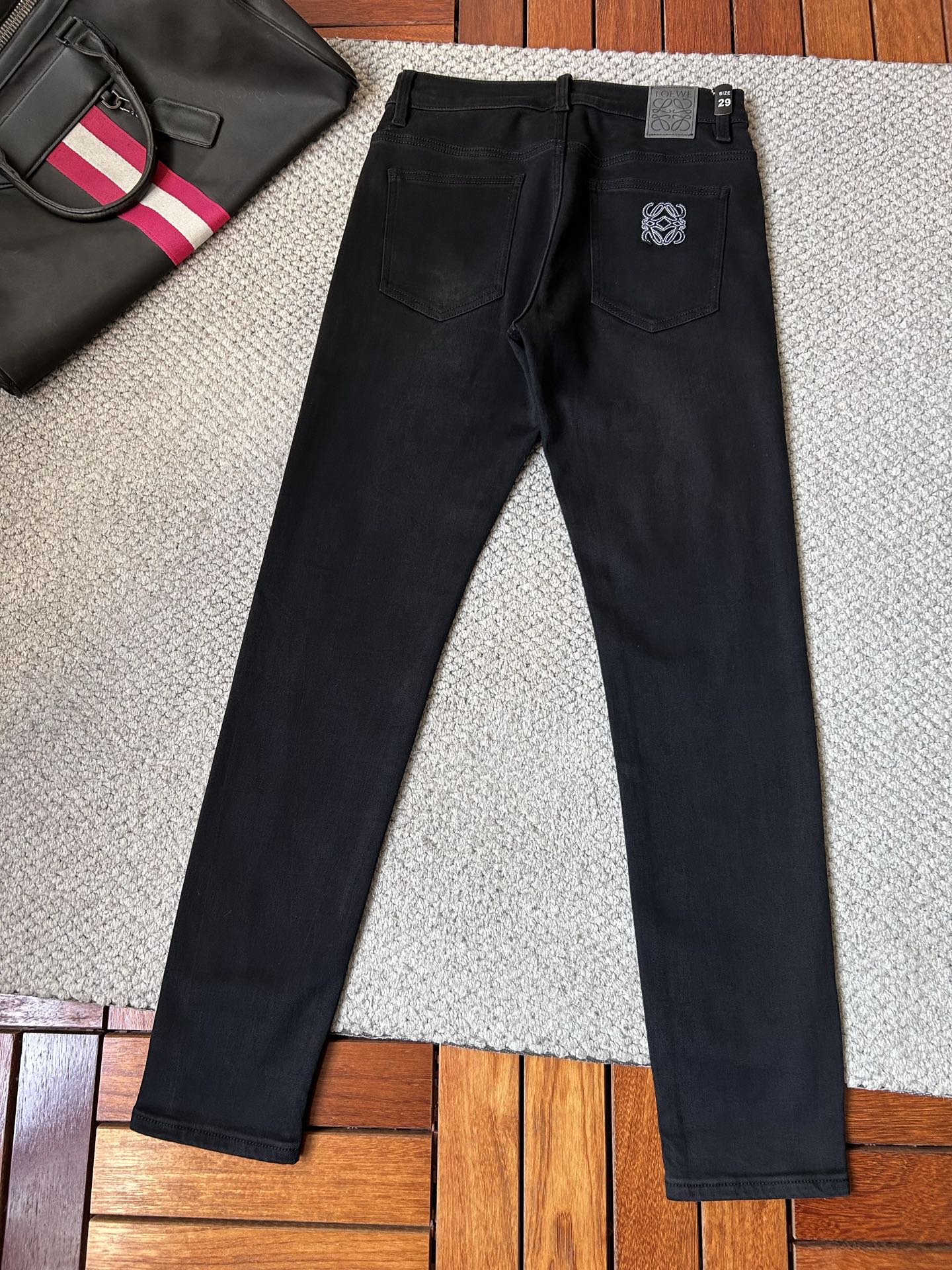 🔥罗意威 🔥秋冬修身版直筒牛仔裤！重工酵磨水洗工艺，修身直筒版型带弹力上身非常舒适，穿出去非常有档次,裤