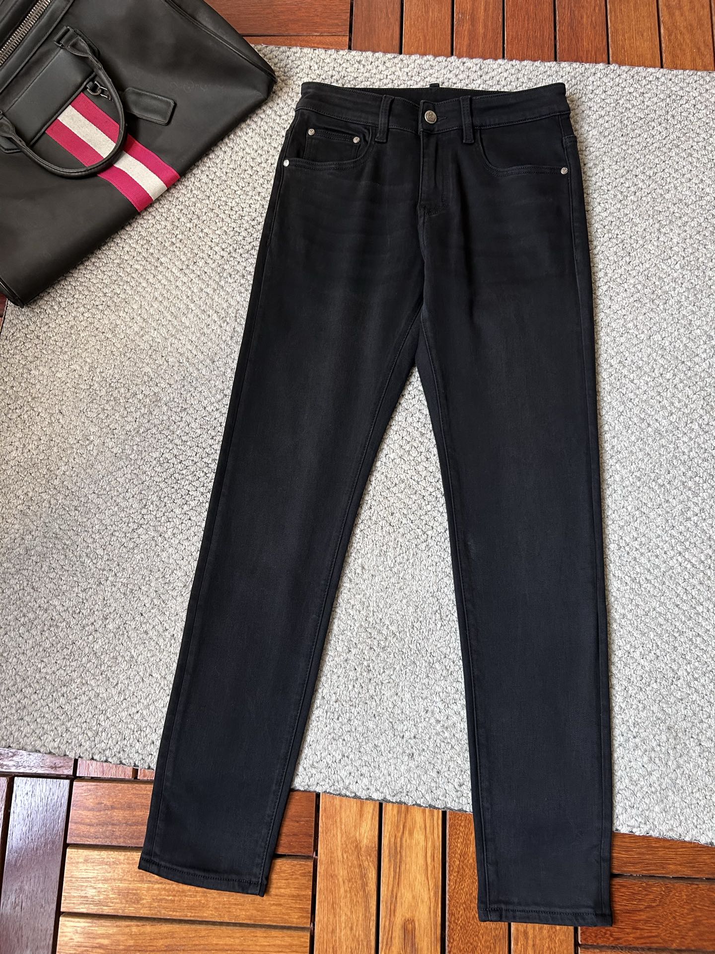 🔥罗意威 🔥秋冬修身版直筒牛仔裤！重工酵磨水洗工艺，修身直筒版型带弹力上身非常舒适，穿出去非常有档次,裤