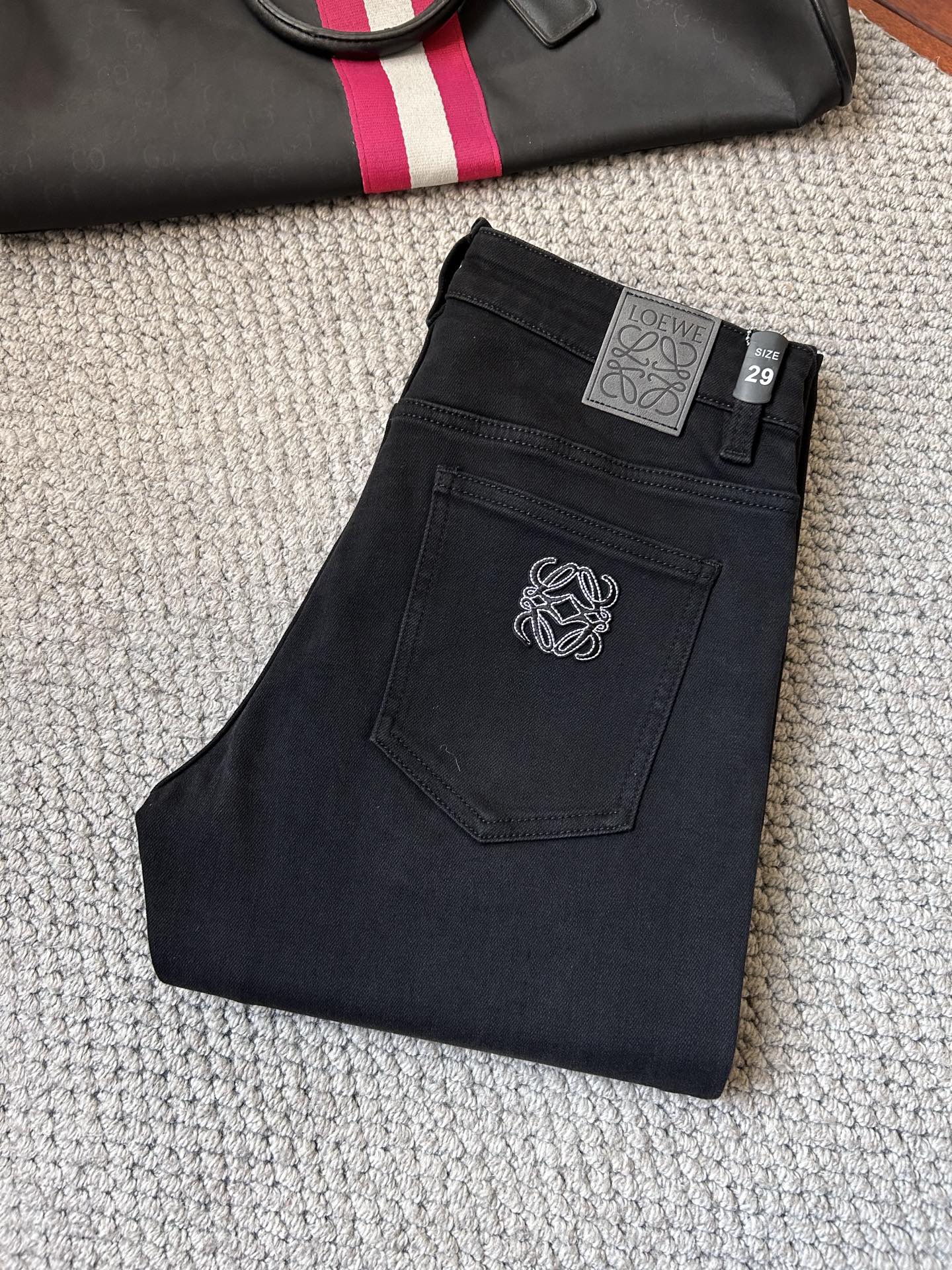 🔥罗意威 🔥秋冬修身版直筒牛仔裤！重工酵磨水洗工艺，修身直筒版型带弹力上身非常舒适，穿出去非常有档次,裤