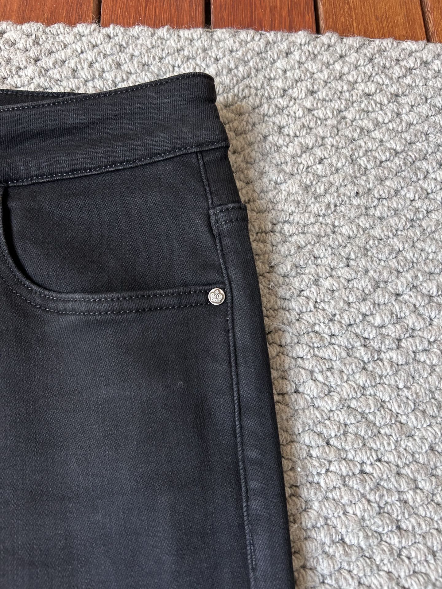 🔥罗意威 🔥秋冬修身版直筒牛仔裤！重工酵磨水洗工艺，修身直筒版型带弹力上身非常舒适，穿出去非常有档次,裤