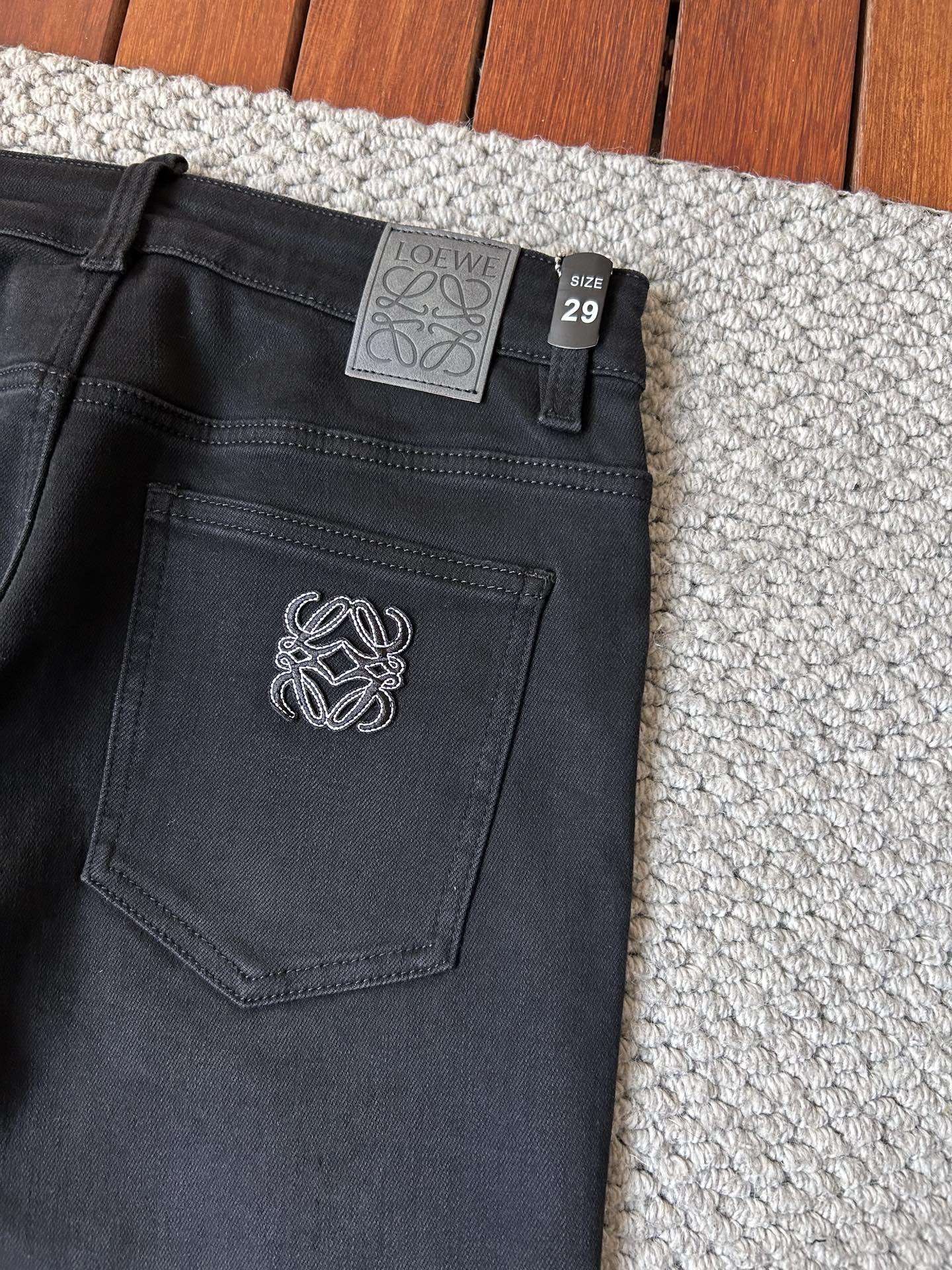 🔥罗意威 🔥秋冬修身版直筒牛仔裤！重工酵磨水洗工艺，修身直筒版型带弹力上身非常舒适，穿出去非常有档次,裤