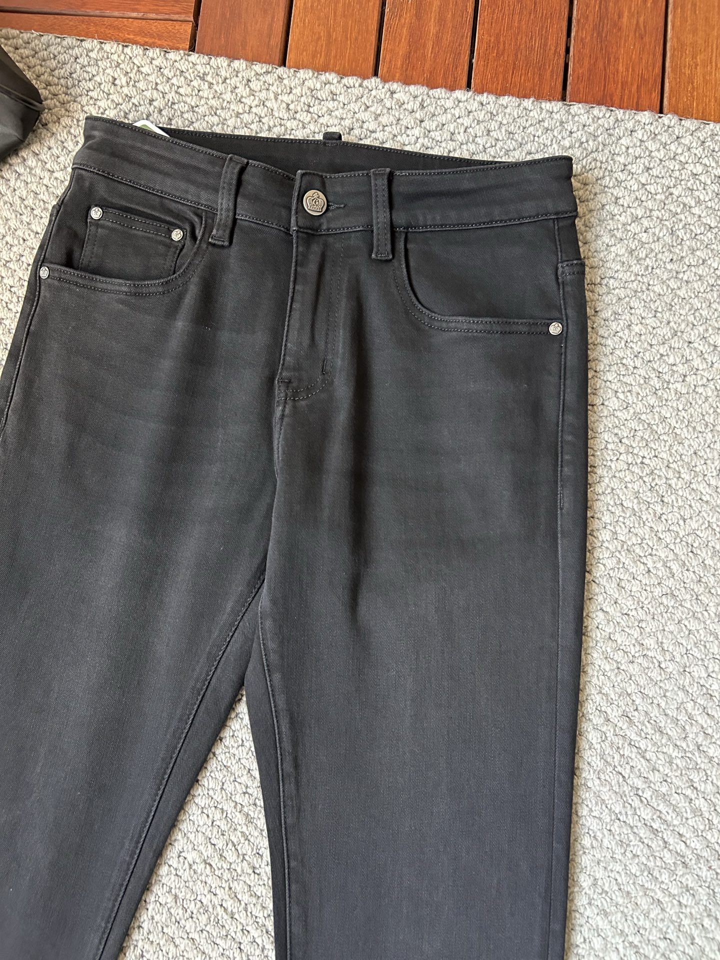 🔥罗意威 🔥秋冬修身版直筒牛仔裤！重工酵磨水洗工艺，修身直筒版型带弹力上身非常舒适，穿出去非常有档次,裤