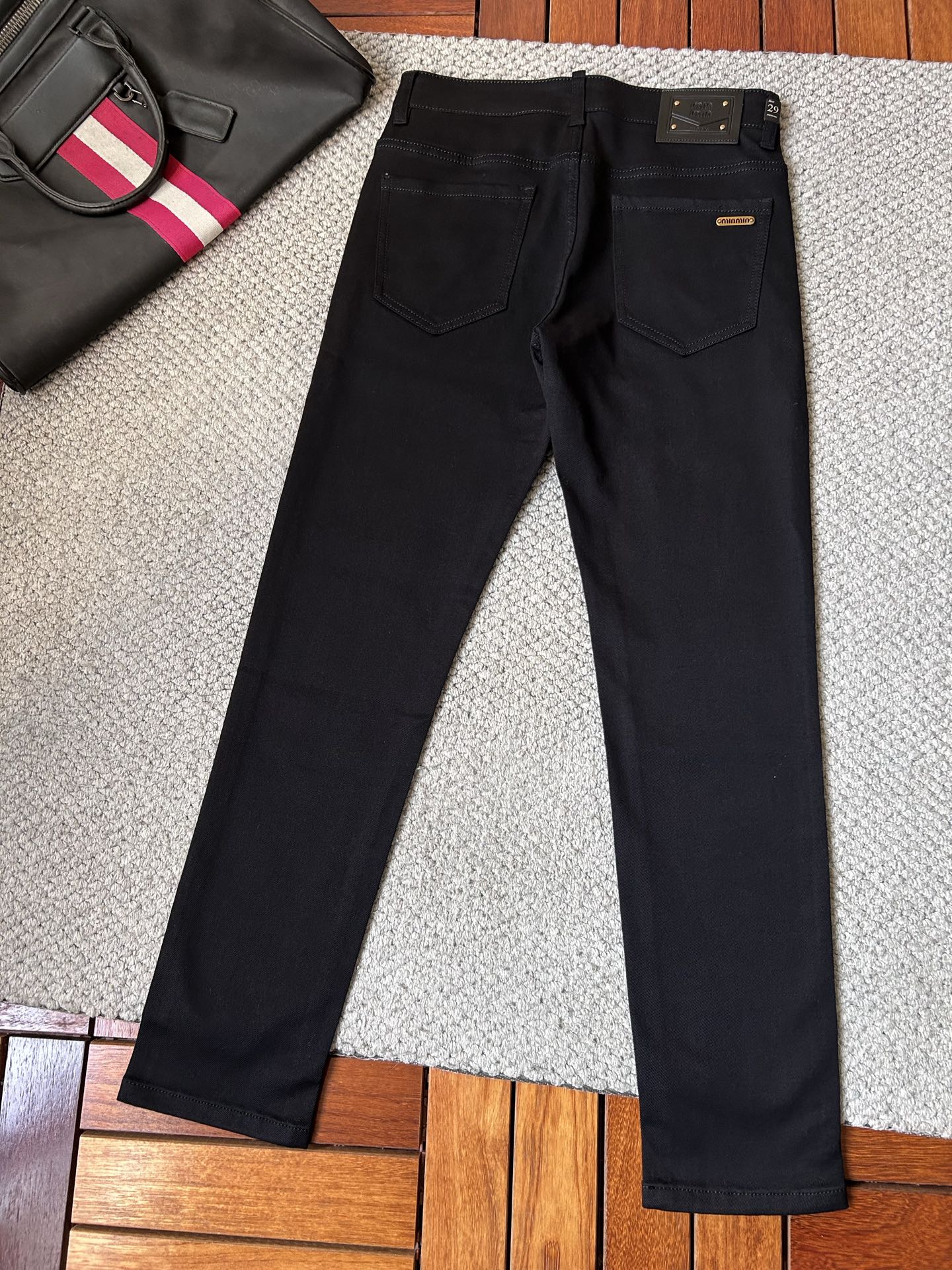 🔥miv🔥秋冬修身版直筒牛仔裤！重工酵磨水洗工艺，修身直筒版型带弹力上身非常舒适，穿出去非常有档次,裤型