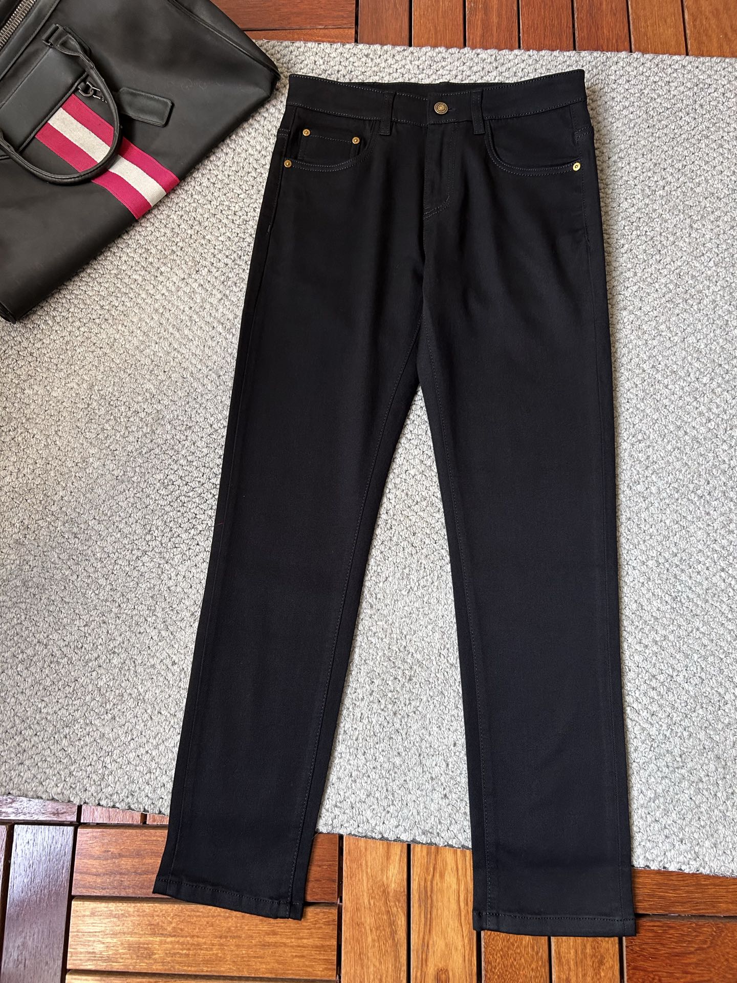 🔥miv🔥秋冬修身版直筒牛仔裤！重工酵磨水洗工艺，修身直筒版型带弹力上身非常舒适，穿出去非常有档次,裤型