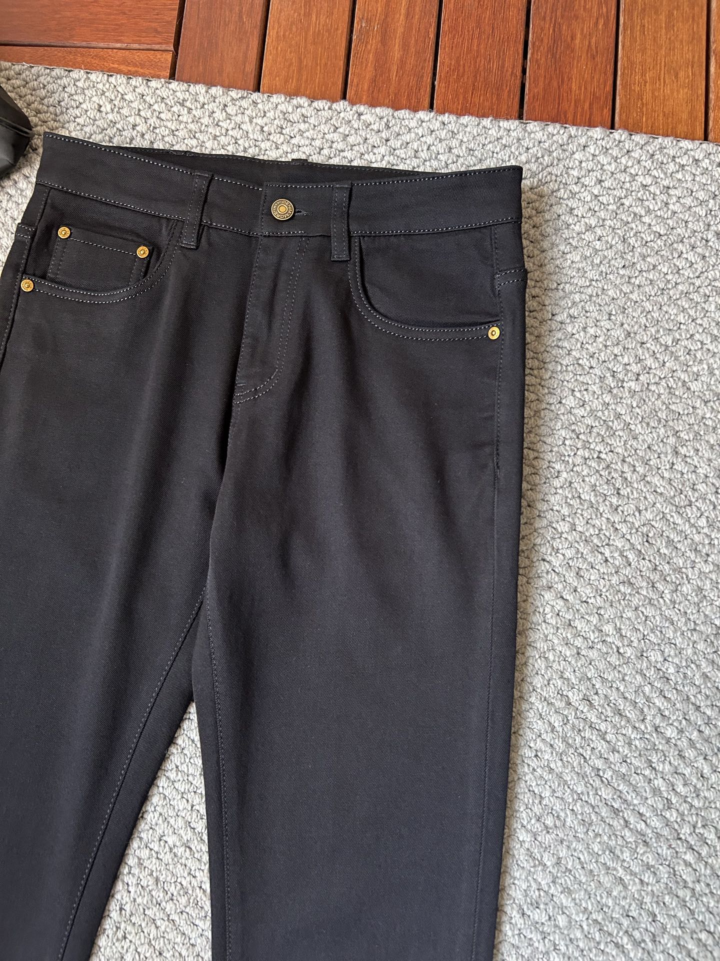 🔥miv🔥秋冬修身版直筒牛仔裤！重工酵磨水洗工艺，修身直筒版型带弹力上身非常舒适，穿出去非常有档次,裤型