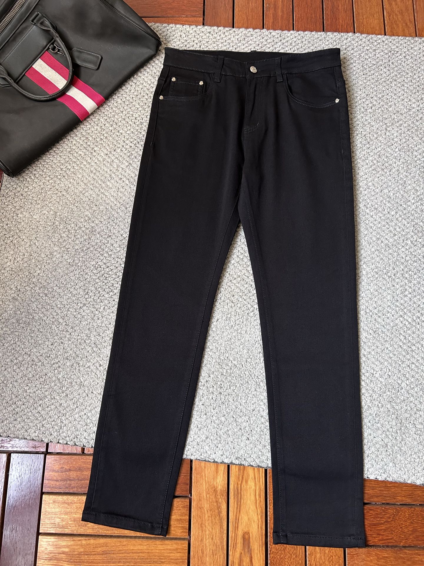 🔥蒙口🔥秋冬修身版直筒牛仔裤！重工酵磨水洗工艺，修身直筒版型带弹力上身非常舒适，穿出去非常有档次,裤型款