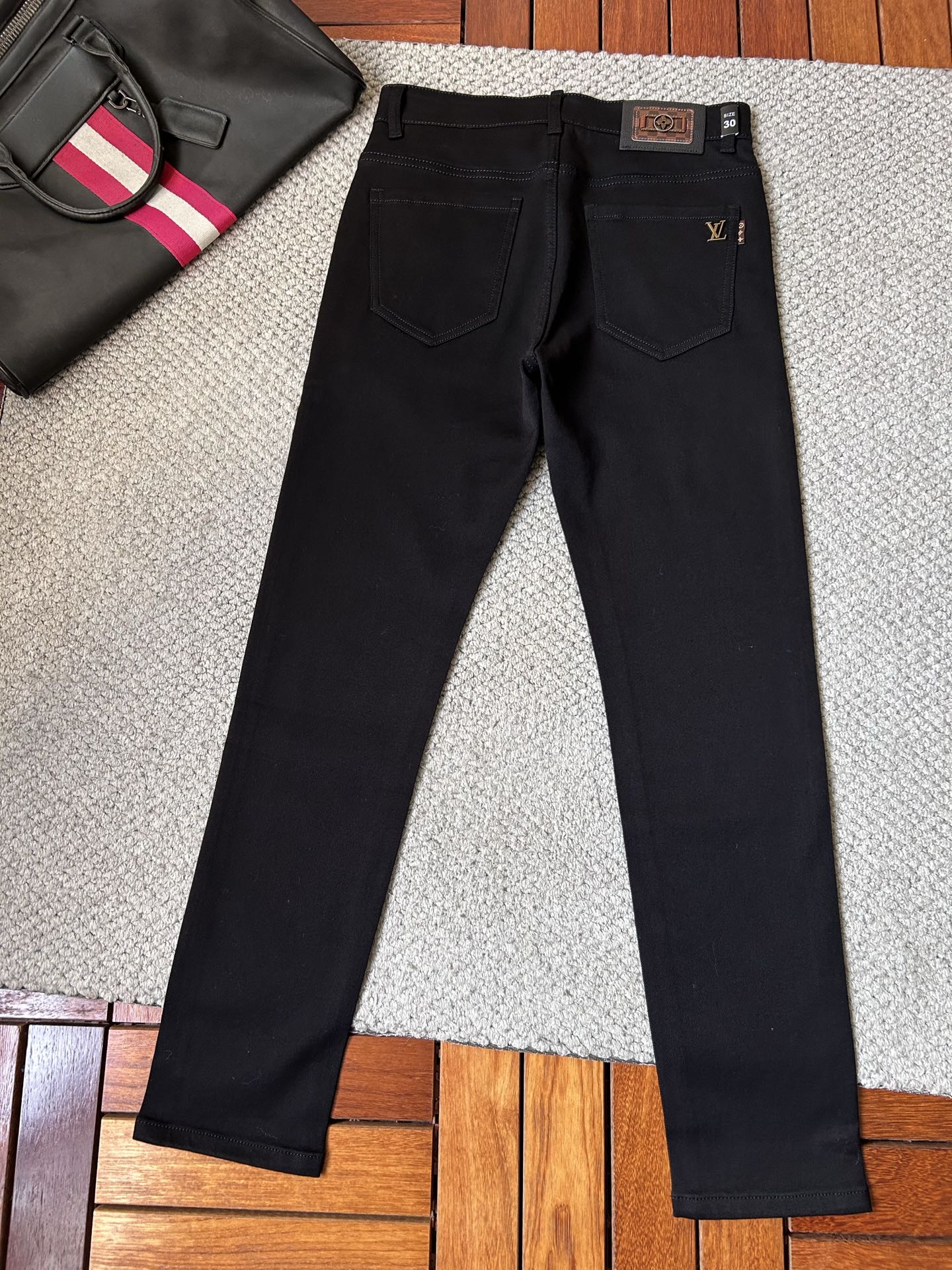 🔥LV🔥秋冬修身版直筒牛仔裤！重工酵磨水洗工艺，修身直筒版型带弹力上身非常舒适，穿出去非常有档次,裤型款