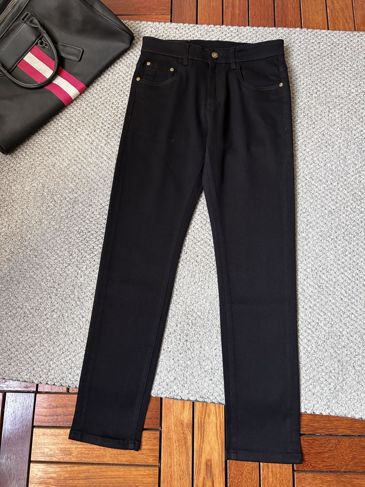 🔥LV🔥秋冬修身版直筒牛仔裤！重工酵磨水洗工艺，修身直筒版型带弹力上身非常舒适，穿出去非常有档次,裤型款