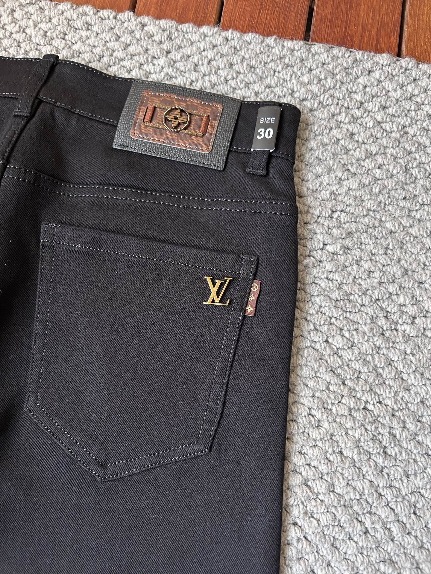 🔥LV🔥秋冬修身版直筒牛仔裤！重工酵磨水洗工艺，修身直筒版型带弹力上身非常舒适，穿出去非常有档次,裤型款