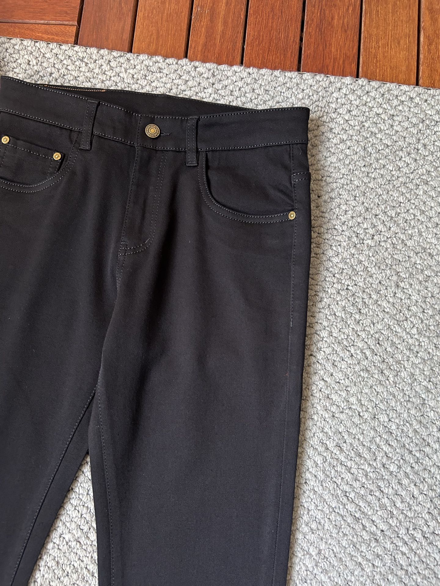 🔥LV🔥秋冬修身版直筒牛仔裤！重工酵磨水洗工艺，修身直筒版型带弹力上身非常舒适，穿出去非常有档次,裤型款