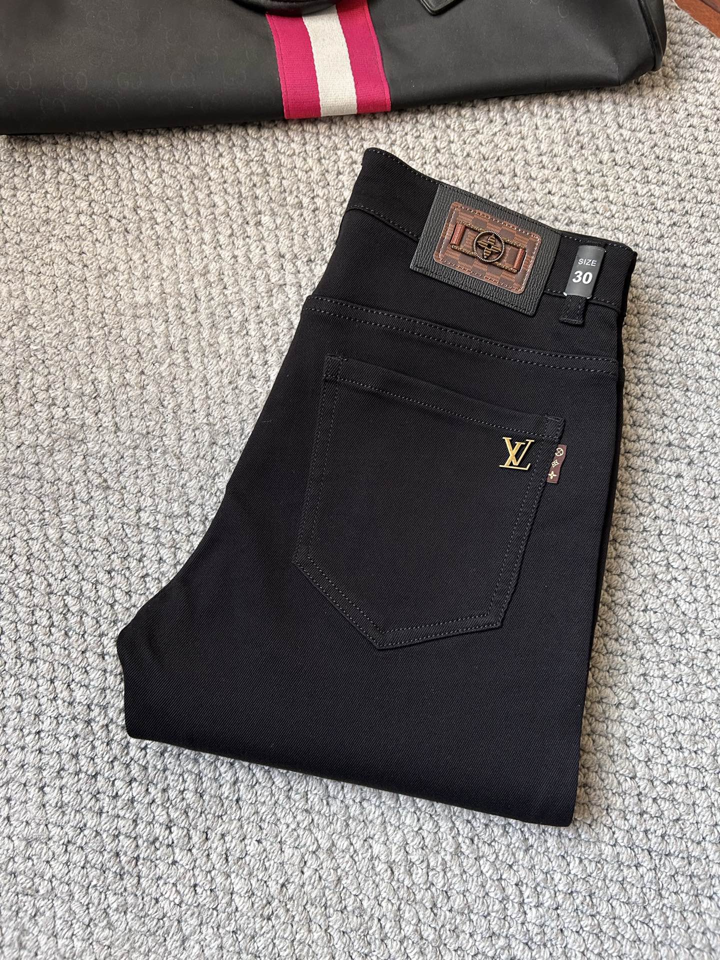 🔥LV🔥秋冬修身版直筒牛仔裤！重工酵磨水洗工艺，修身直筒版型带弹力上身非常舒适，穿出去非常有档次,裤型款