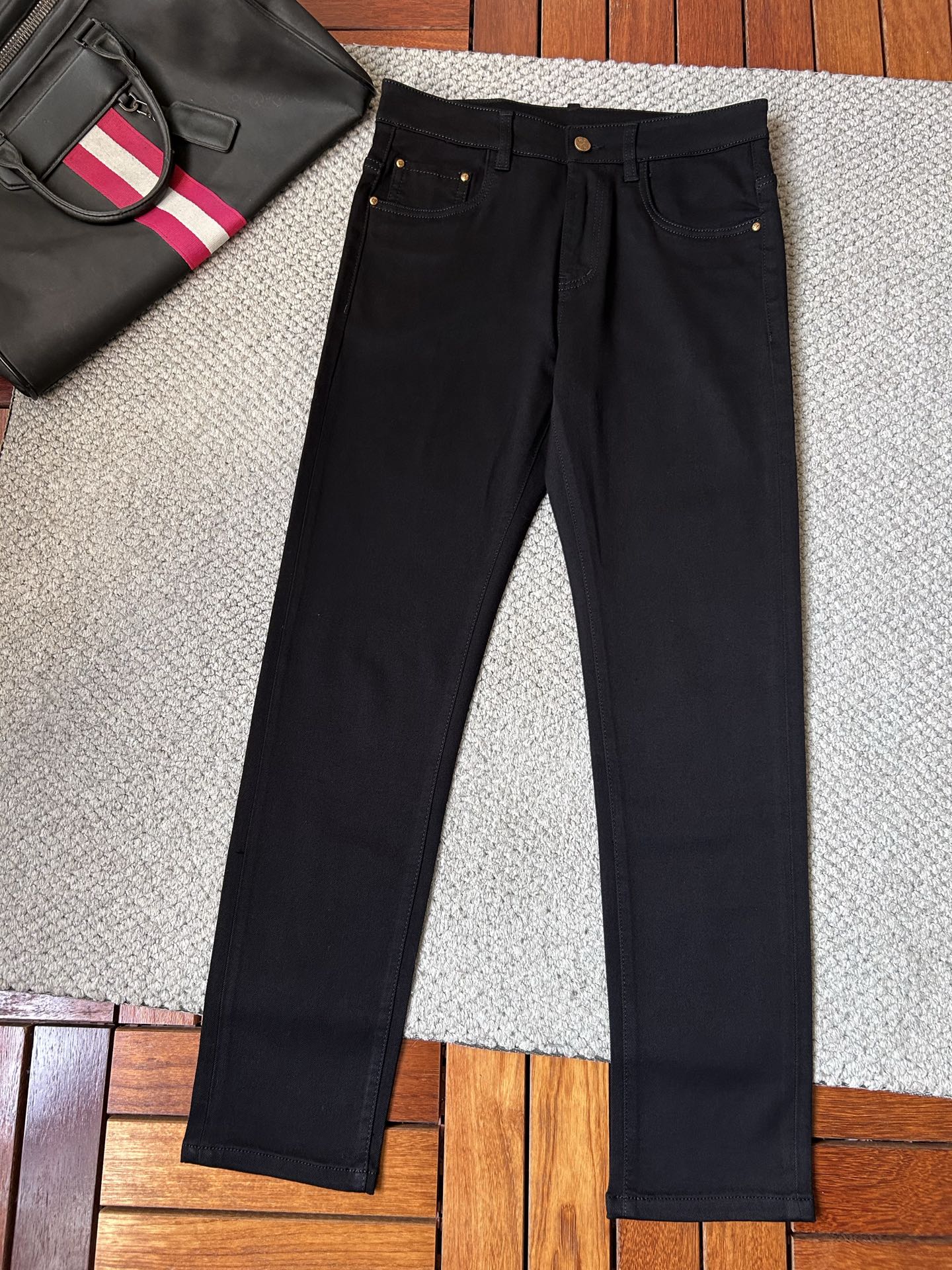 🔥LV 🔥秋冬修身版直筒牛仔裤！重工酵磨水洗工艺，修身直筒版型带弹力上身非常舒适，穿出去非常有档次,裤型