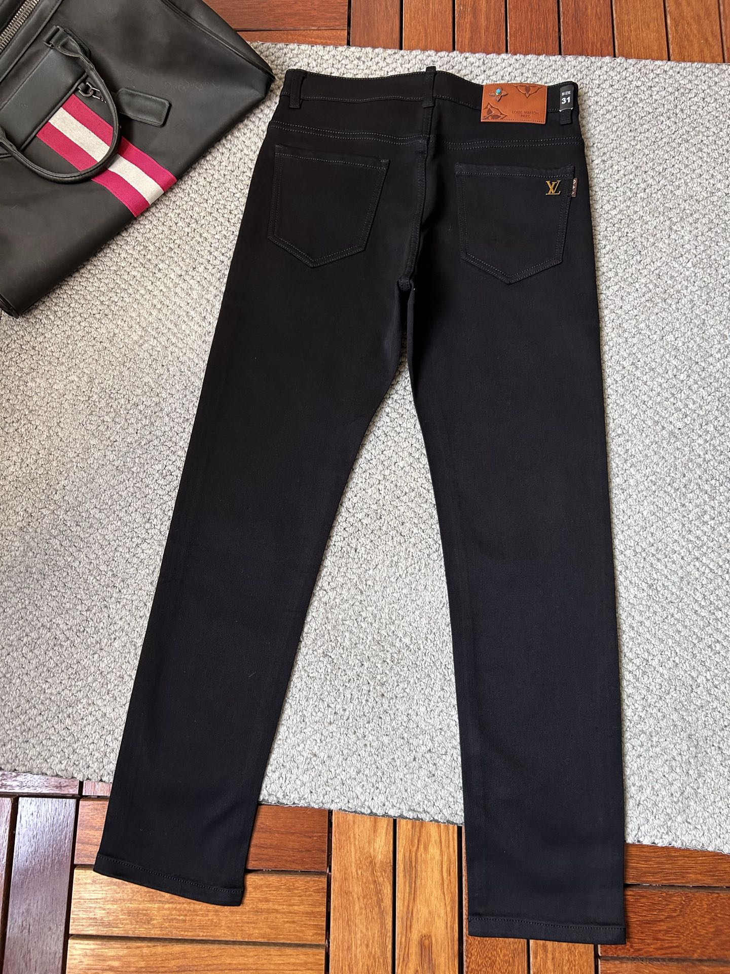 🔥LV 🔥秋冬修身版直筒牛仔裤！重工酵磨水洗工艺，修身直筒版型带弹力上身非常舒适，穿出去非常有档次,裤型