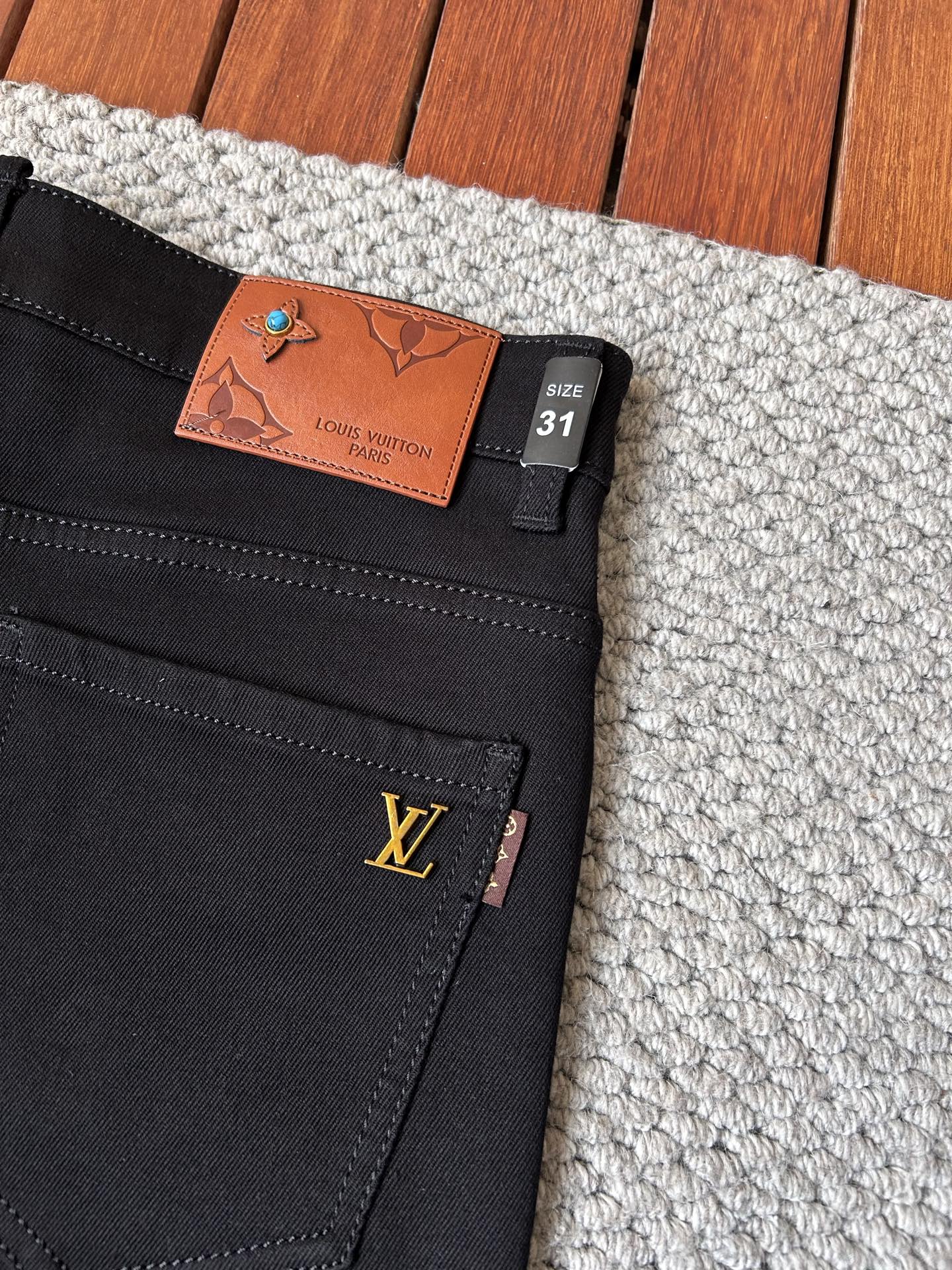 🔥LV 🔥秋冬修身版直筒牛仔裤！重工酵磨水洗工艺，修身直筒版型带弹力上身非常舒适，穿出去非常有档次,裤型