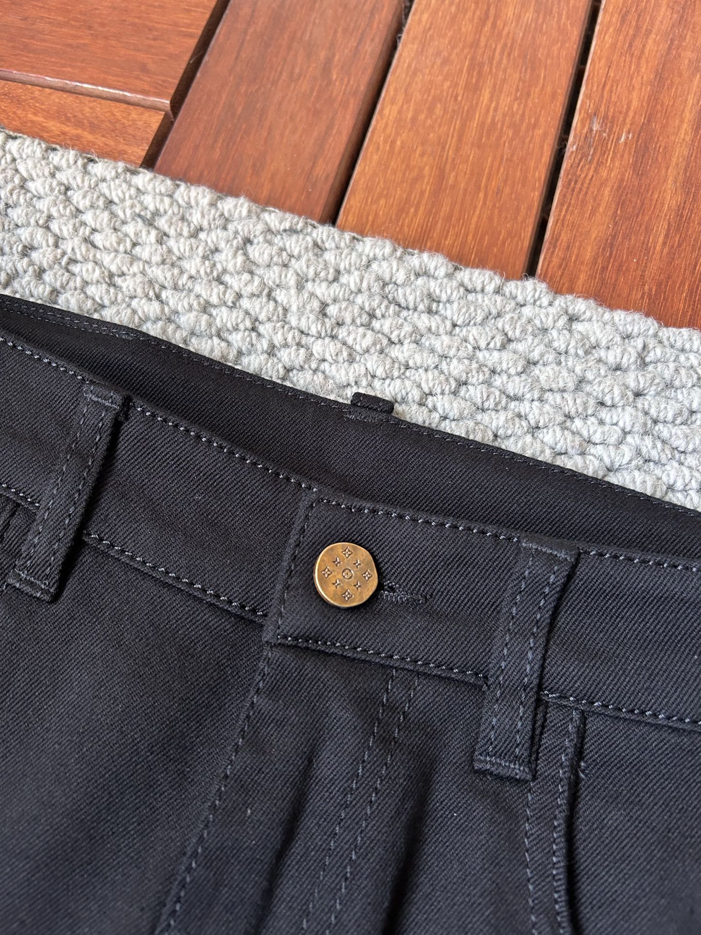 🔥LV 🔥秋冬修身版直筒牛仔裤！重工酵磨水洗工艺，修身直筒版型带弹力上身非常舒适，穿出去非常有档次,裤型