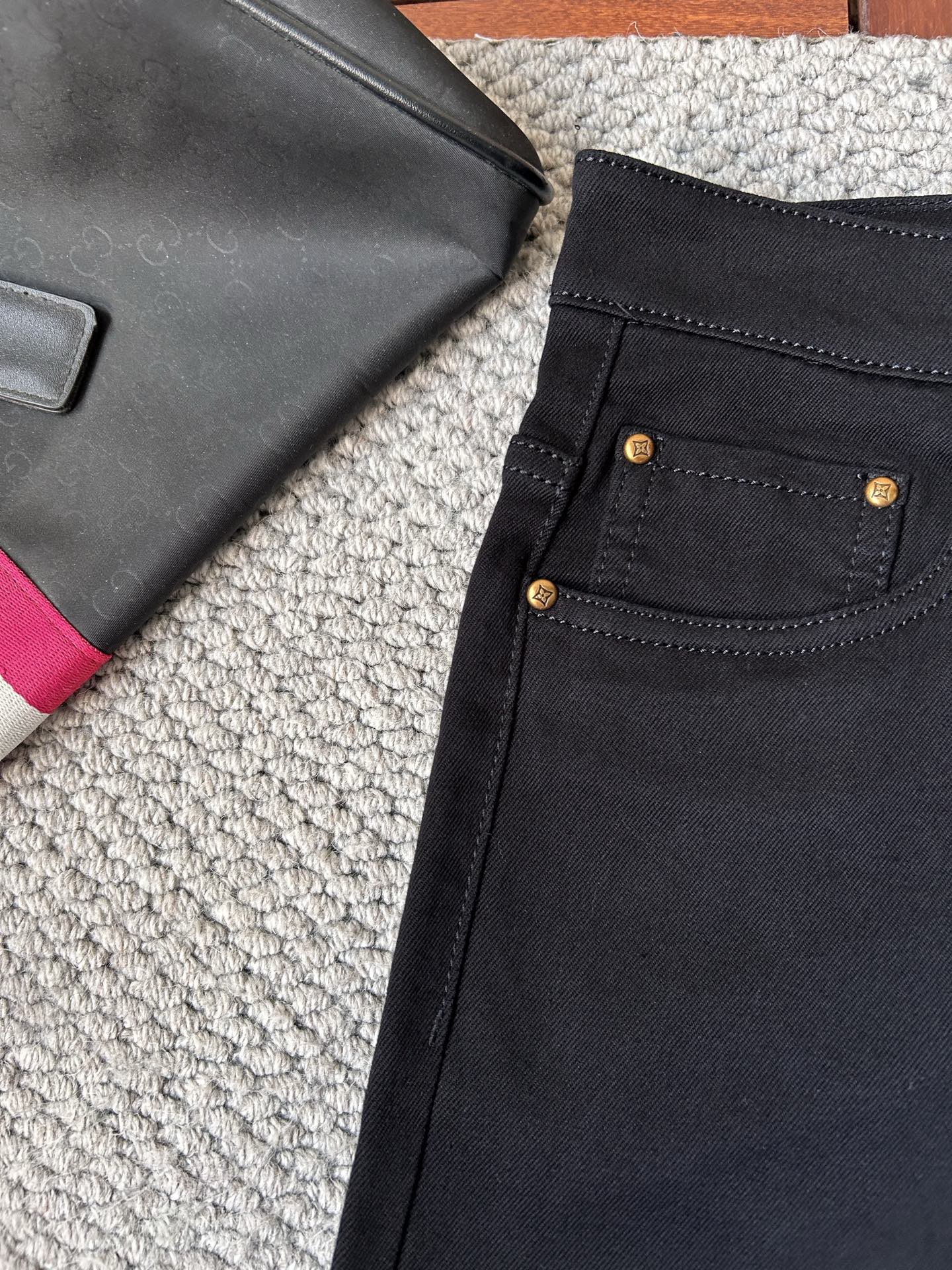 🔥LV 🔥秋冬修身版直筒牛仔裤！重工酵磨水洗工艺，修身直筒版型带弹力上身非常舒适，穿出去非常有档次,裤型