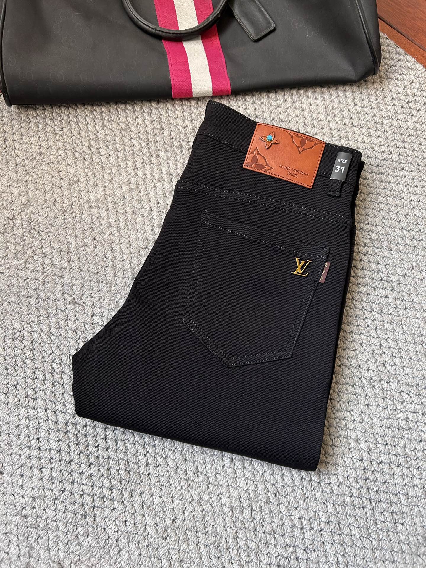 🔥LV 🔥秋冬修身版直筒牛仔裤！重工酵磨水洗工艺，修身直筒版型带弹力上身非常舒适，穿出去非常有档次,裤型