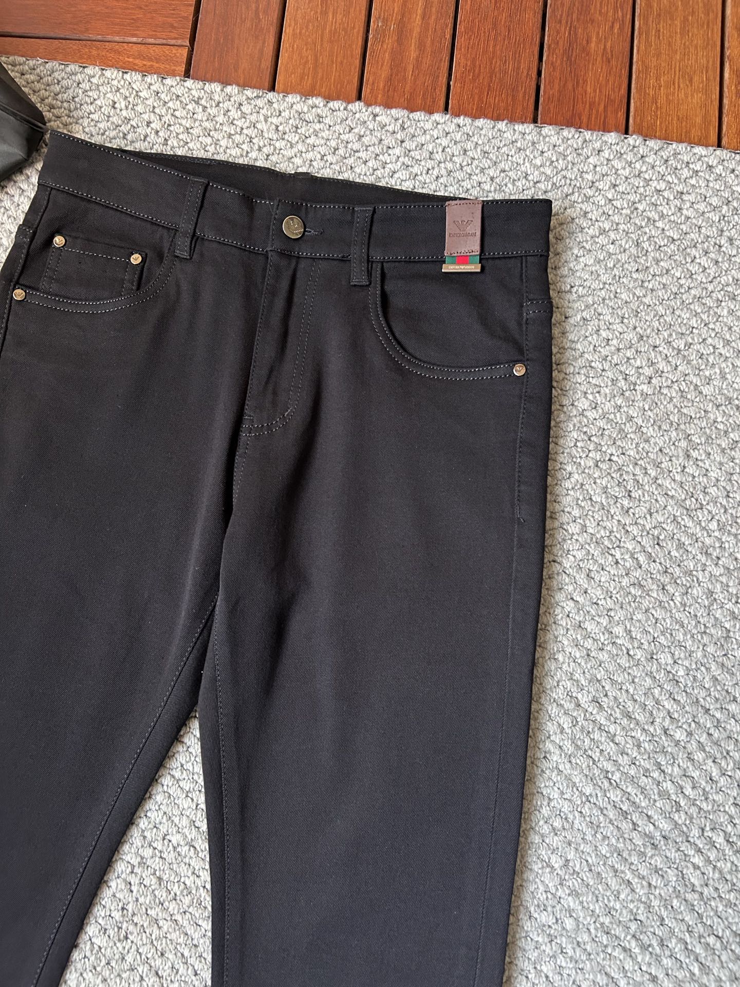 🔥阿玛尼 🔥秋冬修身版直筒牛仔裤！重工酵磨水洗工艺，修身直筒版型带弹力上身非常舒适，穿出去非常有档次,裤